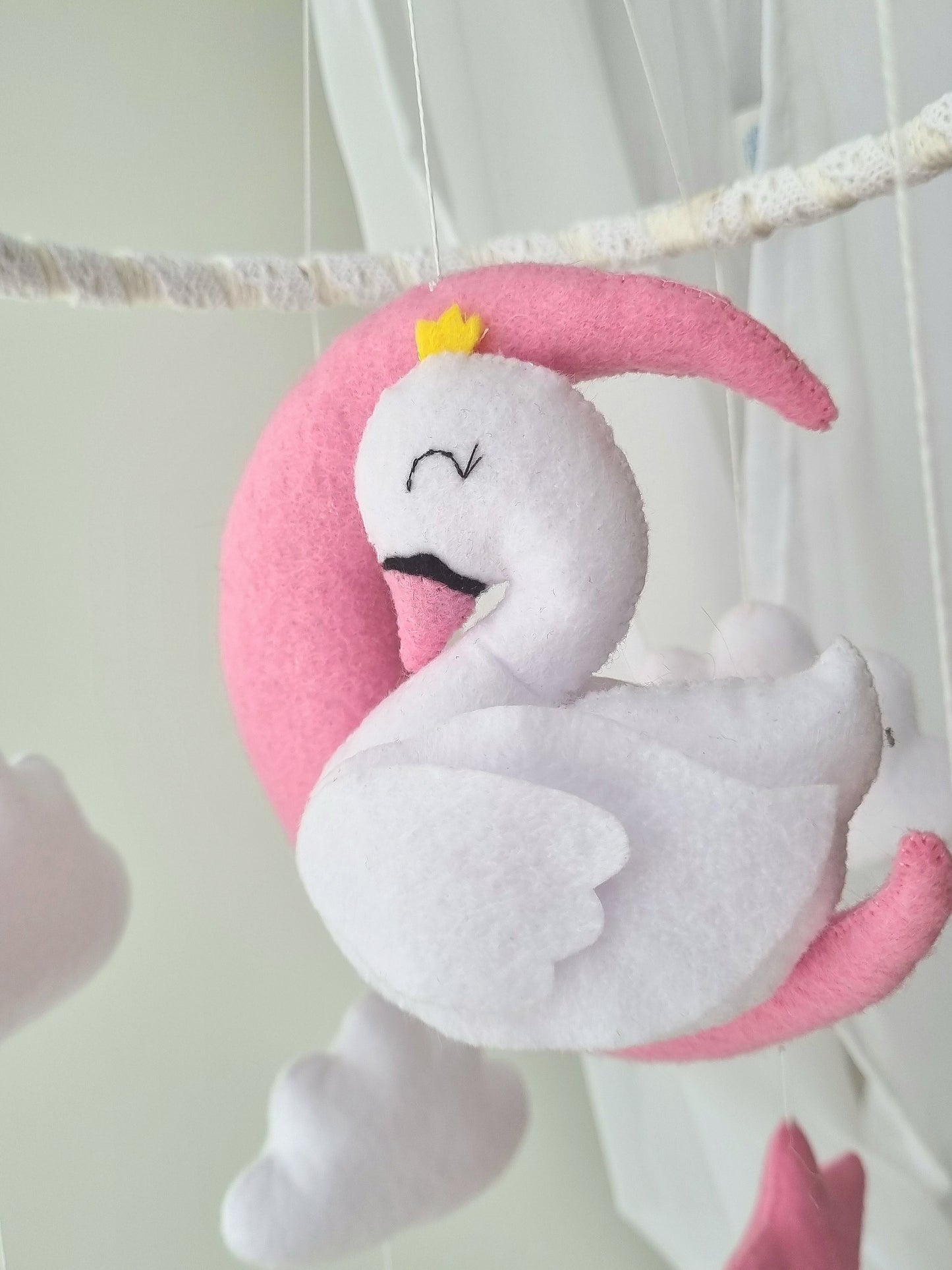 Baby Mobile träumender Schwan rosa/weiss