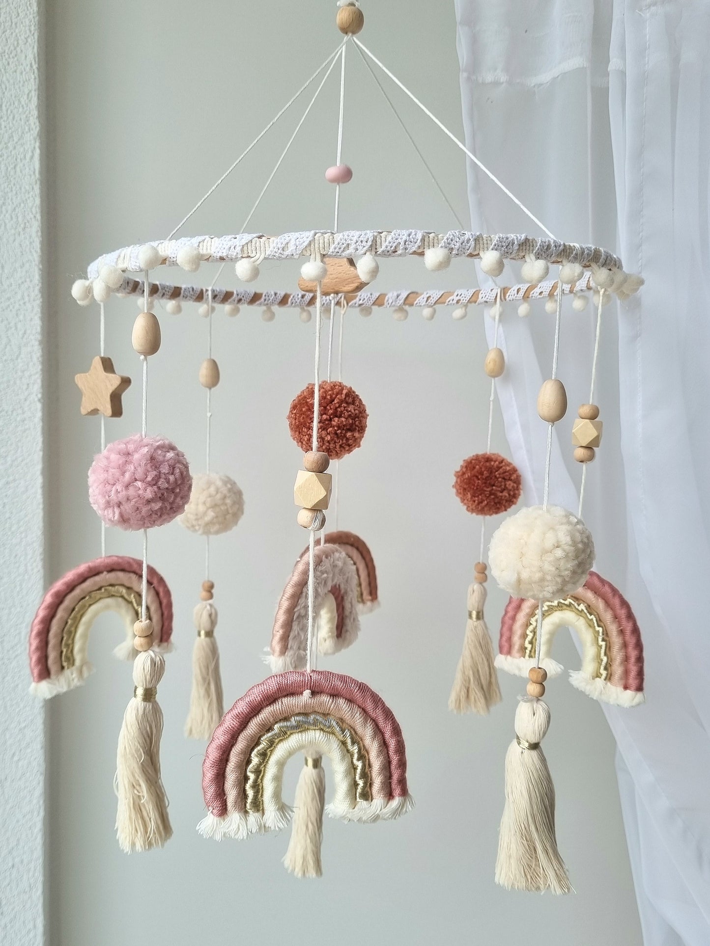 Selbstgemachtes Babymobile mit liebevoll handgefertigten Figuren und Formen, ideal für das Kinderbett oder den Kinderwagen. Durch die bunten Makrameebögen, fördert das Babymobile die visuelle und sensorische Entwicklung des Babys. Leicht und sicher aufzuhängen, schafft es eine beruhigende und kreative Umgebung für Ihr Kind.