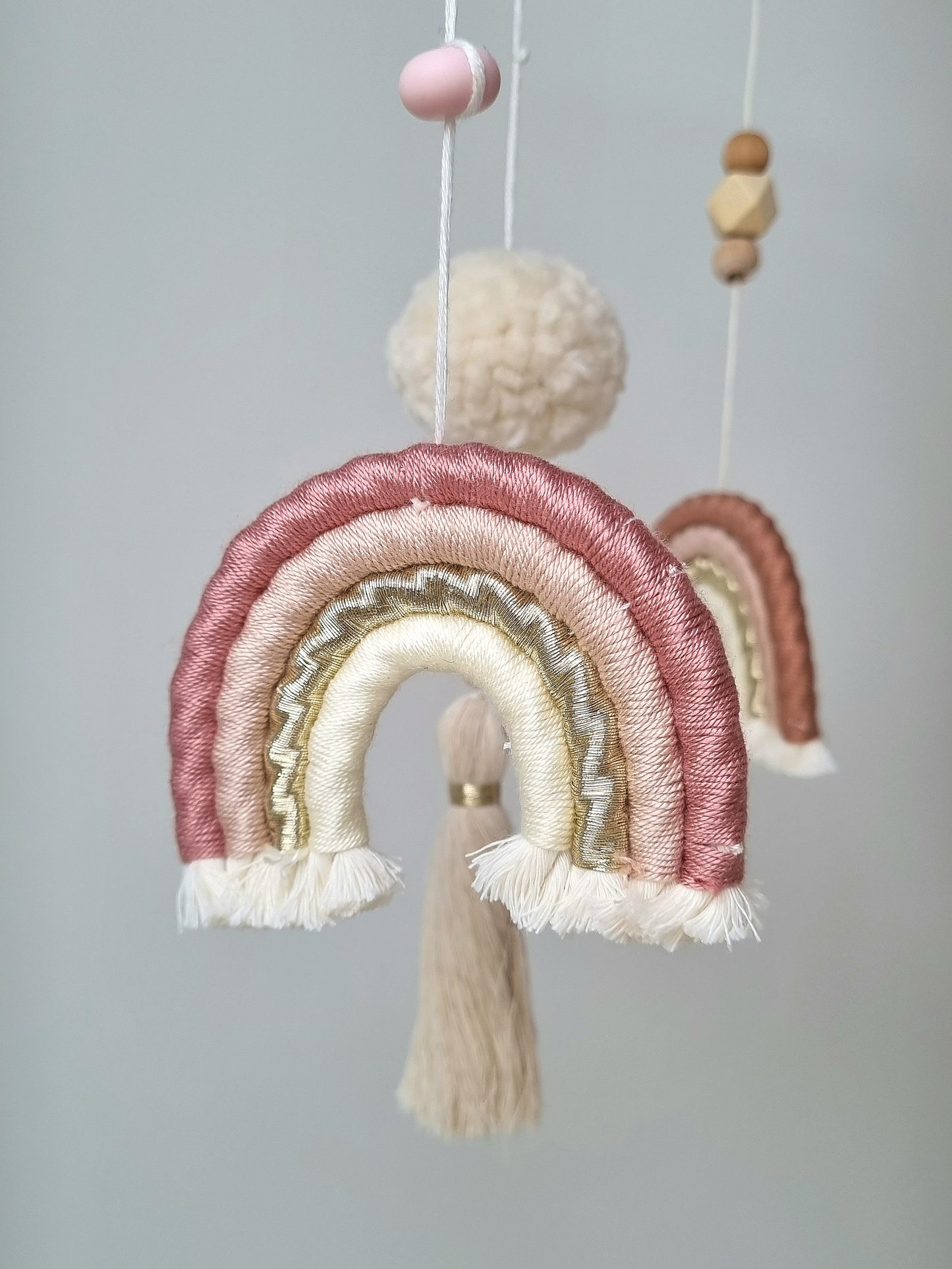 Selbstgemachtes Babymobile mit liebevoll handgefertigten Figuren und Formen, ideal für das Kinderbett oder den Kinderwagen. Durch die bunten Makrameebögen, fördert das Babymobile die visuelle und sensorische Entwicklung des Babys. Leicht und sicher aufzuhängen, schafft es eine beruhigende und kreative Umgebung für Ihr Kind.