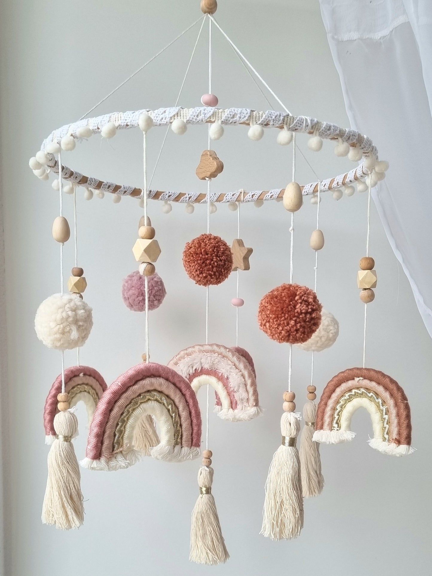 Selbstgemachtes Babymobile mit liebevoll handgefertigten Figuren und Formen, ideal für das Kinderbett oder den Kinderwagen. Durch die bunten Makrameebögen, fördert das Babymobile die visuelle und sensorische Entwicklung des Babys. Leicht und sicher aufzuhängen, schafft es eine beruhigende und kreative Umgebung für Ihr Kind.