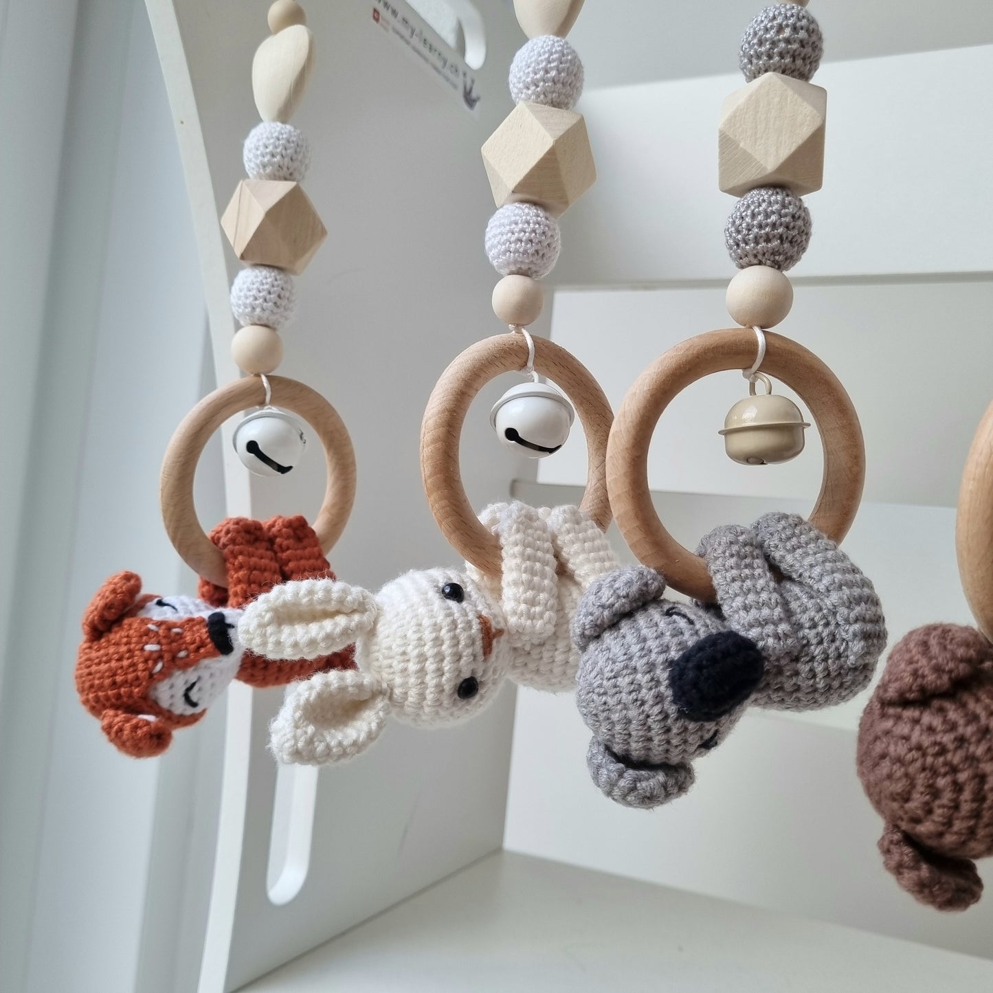 Ein handgefertigter Maxi-Cosi-Anhänger aus bunten Perlen, Häkeltier und Holzelementen, der unterwegs für Unterhaltung sorgt. Die verschiedenen Farben und Texturen machen das Reisen mit dem Baby nie langweilig. Ideal für Maxi-Cosi, Kinderwagen oder Bettchen.