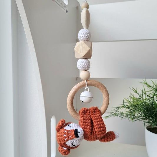 Ein handgefertigter Maxi-Cosi-Anhänger aus bunten Perlen, Häkeltier und Holzelementen, der unterwegs für Unterhaltung sorgt. Die verschiedenen Farben und Texturen machen das Reisen mit dem Baby nie langweilig. Ideal für Maxi-Cosi, Kinderwagen oder Bettchen.