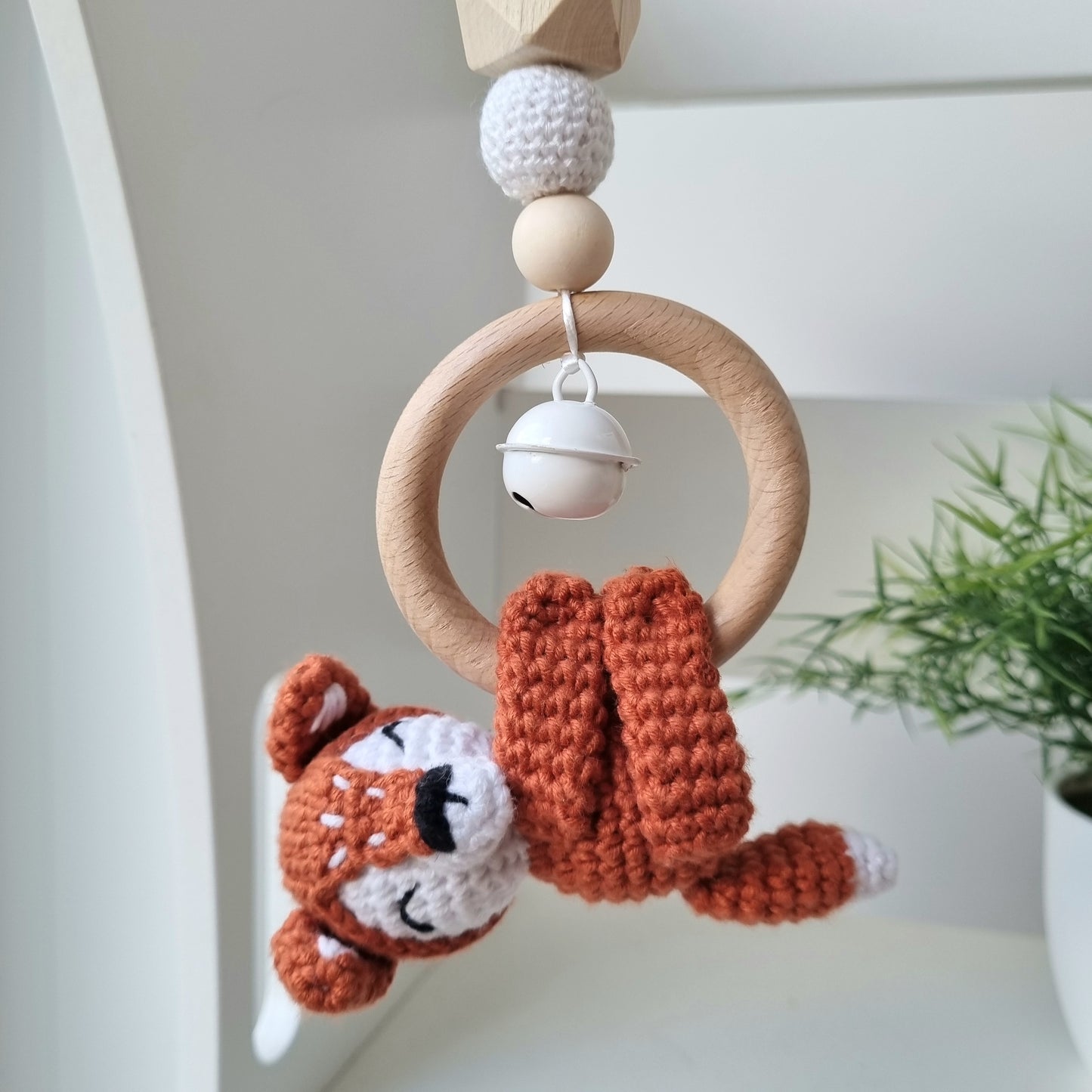 Ein handgefertigter Maxi-Cosi-Anhänger aus bunten Perlen, Häkeltier und Holzelementen, der unterwegs für Unterhaltung sorgt. Die verschiedenen Farben und Texturen machen das Reisen mit dem Baby nie langweilig. Ideal für Maxi-Cosi, Kinderwagen oder Bettchen.