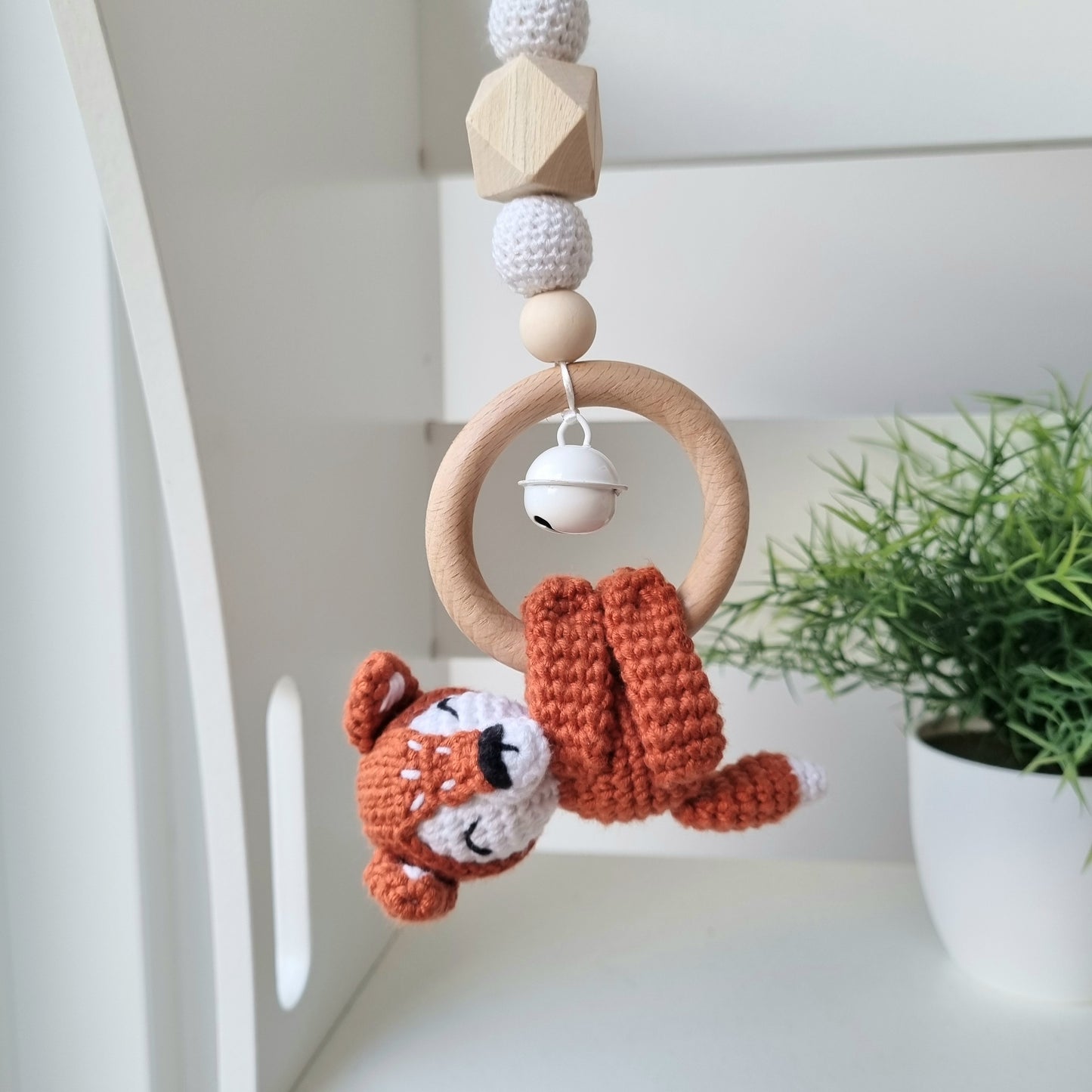 Ein handgefertigter Maxi-Cosi-Anhänger aus bunten Perlen, Häkeltier und Holzelementen, der unterwegs für Unterhaltung sorgt. Die verschiedenen Farben und Texturen machen das Reisen mit dem Baby nie langweilig. Ideal für Maxi-Cosi, Kinderwagen oder Bettchen.