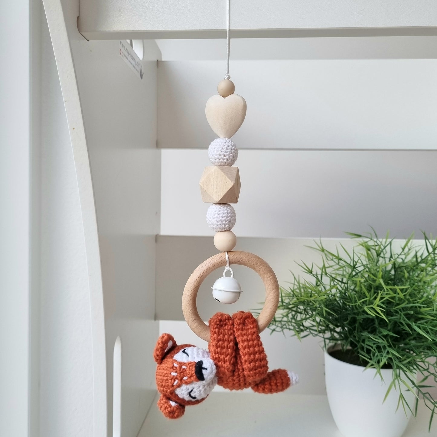 Ein handgefertigter Maxi-Cosi-Anhänger aus bunten Perlen, Häkeltier und Holzelementen, der unterwegs für Unterhaltung sorgt. Die verschiedenen Farben und Texturen machen das Reisen mit dem Baby nie langweilig. Ideal für Maxi-Cosi, Kinderwagen oder Bettchen.