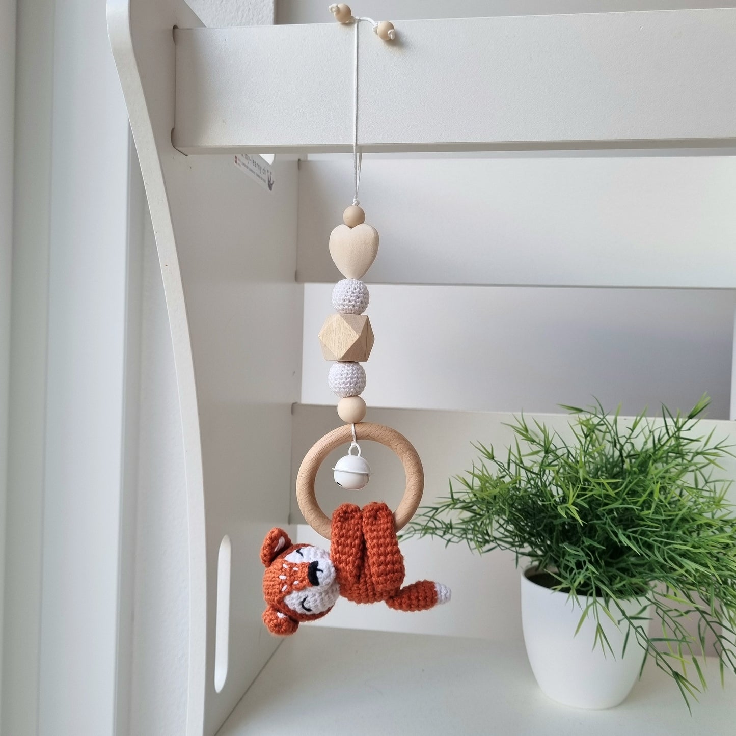Ein handgefertigter Maxi-Cosi-Anhänger aus bunten Perlen, Häkeltier und Holzelementen, der unterwegs für Unterhaltung sorgt. Die verschiedenen Farben und Texturen machen das Reisen mit dem Baby nie langweilig. Ideal für Maxi-Cosi, Kinderwagen oder Bettchen.