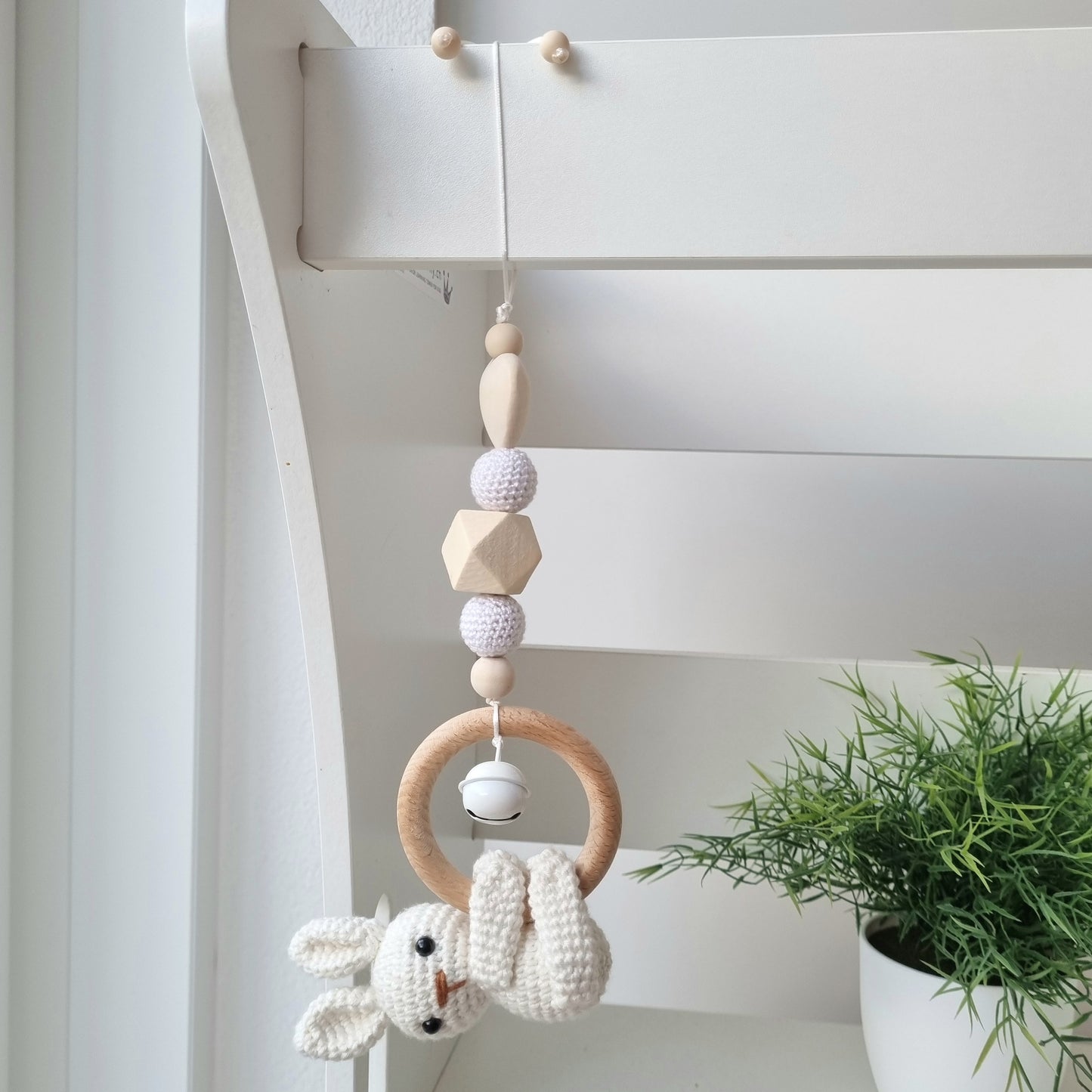 Ein handgefertigter Maxi-Cosi-Anhänger aus bunten Perlen, Häkeltier und Holzelementen, der unterwegs für Unterhaltung sorgt. Die verschiedenen Farben und Texturen machen das Reisen mit dem Baby nie langweilig. Ideal für Maxi-Cosi, Kinderwagen oder Bettchen.