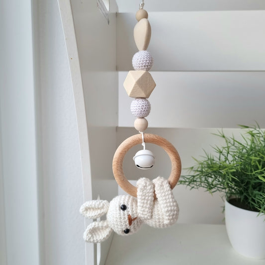 Ein handgefertigter Maxi-Cosi-Anhänger aus bunten Perlen, Häkeltier und Holzelementen, der unterwegs für Unterhaltung sorgt. Die verschiedenen Farben und Texturen machen das Reisen mit dem Baby nie langweilig. Ideal für Maxi-Cosi, Kinderwagen oder Bettchen.