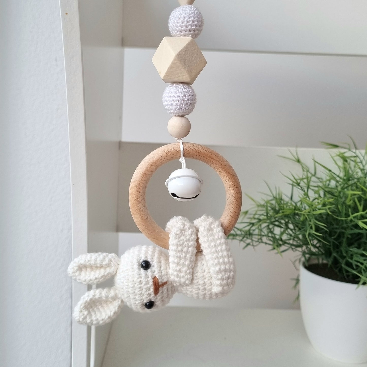 Ein handgefertigter Maxi-Cosi-Anhänger aus bunten Perlen, Häkeltier und Holzelementen, der unterwegs für Unterhaltung sorgt. Die verschiedenen Farben und Texturen machen das Reisen mit dem Baby nie langweilig. Ideal für Maxi-Cosi, Kinderwagen oder Bettchen.