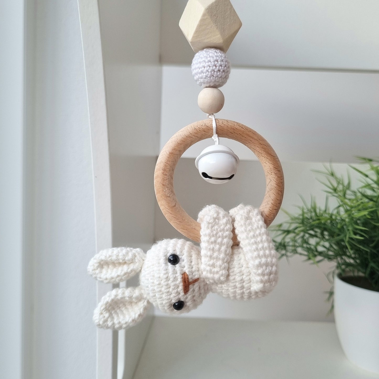 Ein handgefertigter Maxi-Cosi-Anhänger aus bunten Perlen, Häkeltier und Holzelementen, der unterwegs für Unterhaltung sorgt. Die verschiedenen Farben und Texturen machen das Reisen mit dem Baby nie langweilig. Ideal für Maxi-Cosi, Kinderwagen oder Bettchen.