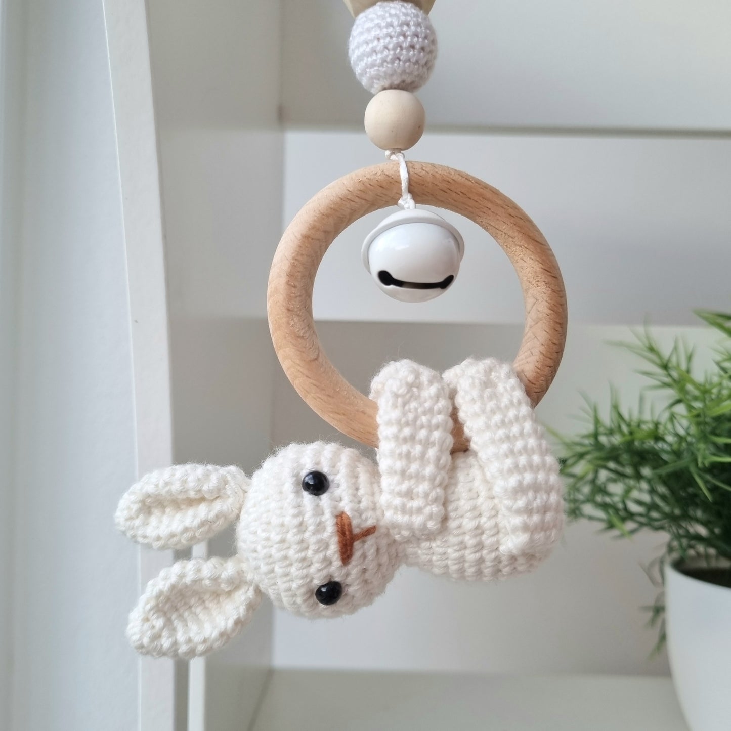 Ein handgefertigter Maxi-Cosi-Anhänger aus bunten Perlen, Häkeltier und Holzelementen, der unterwegs für Unterhaltung sorgt. Die verschiedenen Farben und Texturen machen das Reisen mit dem Baby nie langweilig. Ideal für Maxi-Cosi, Kinderwagen oder Bettchen.