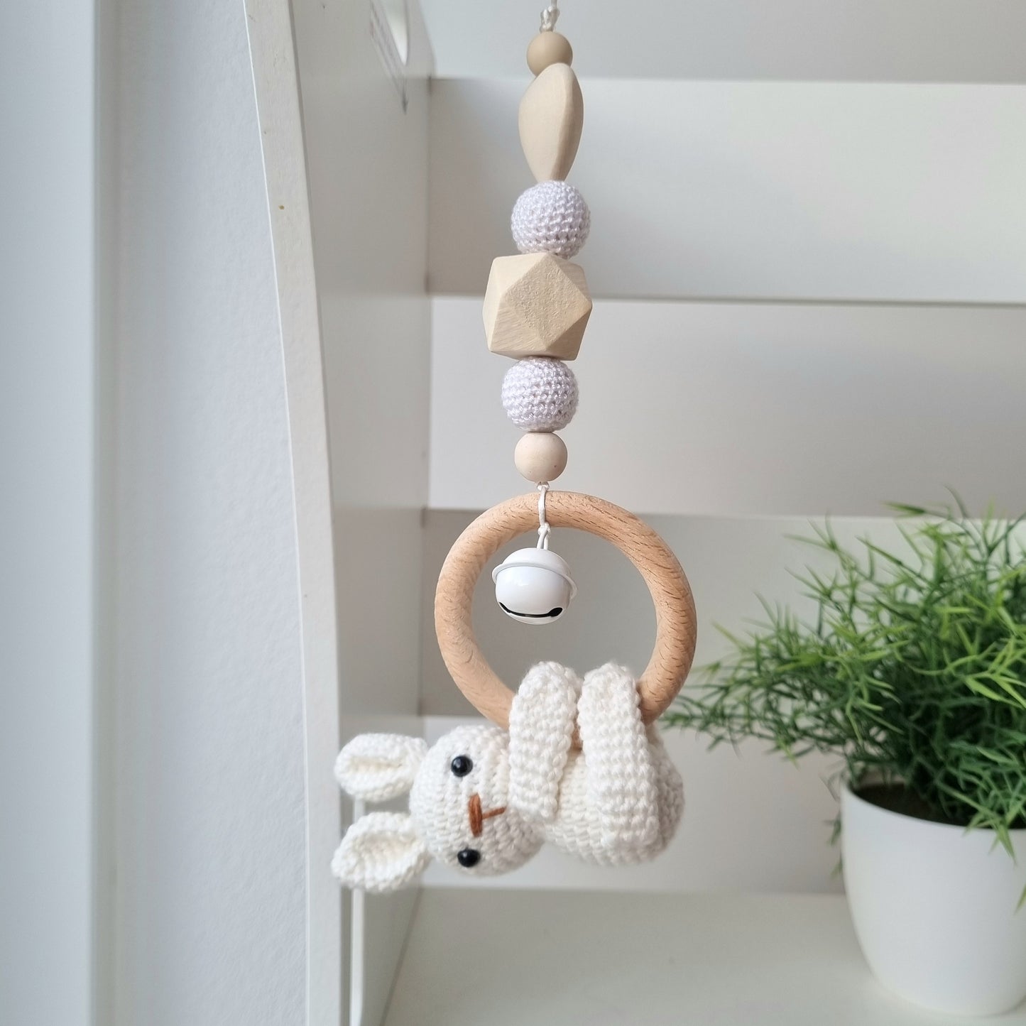Ein handgefertigter Maxi-Cosi-Anhänger aus bunten Perlen, Häkeltier und Holzelementen, der unterwegs für Unterhaltung sorgt. Die verschiedenen Farben und Texturen machen das Reisen mit dem Baby nie langweilig. Ideal für Maxi-Cosi, Kinderwagen oder Bettchen.