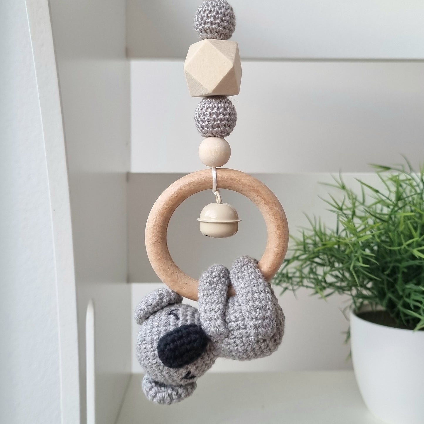 Ein handgefertigter Maxi-Cosi-Anhänger aus bunten Perlen, Häkeltier und Holzelementen, der unterwegs für Unterhaltung sorgt. Die verschiedenen Farben und Texturen machen das Reisen mit dem Baby nie langweilig. Ideal für Maxi-Cosi, Kinderwagen oder Bettchen.