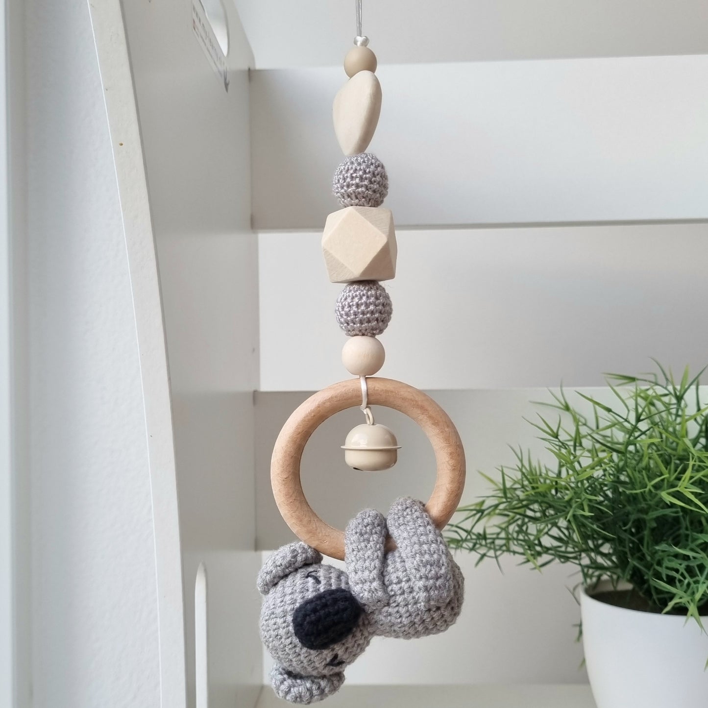 Ein handgefertigter Maxi-Cosi-Anhänger aus bunten Perlen, Häkeltier und Holzelementen, der unterwegs für Unterhaltung sorgt. Die verschiedenen Farben und Texturen machen das Reisen mit dem Baby nie langweilig. Ideal für Maxi-Cosi, Kinderwagen oder Bettchen.