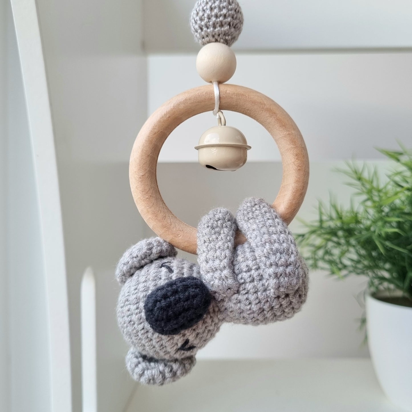 Ein handgefertigter Maxi-Cosi-Anhänger aus bunten Perlen, Häkeltier und Holzelementen, der unterwegs für Unterhaltung sorgt. Die verschiedenen Farben und Texturen machen das Reisen mit dem Baby nie langweilig. Ideal für Maxi-Cosi, Kinderwagen oder Bettchen.