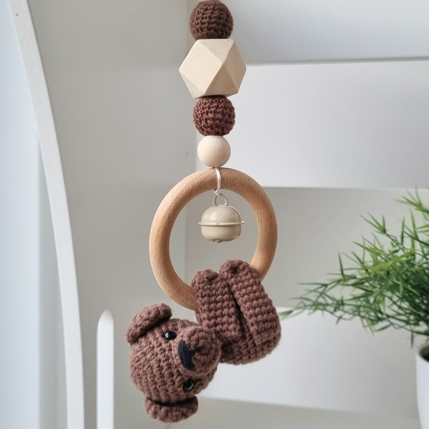 Ein handgefertigter Maxi-Cosi-Anhänger aus bunten Perlen, Häkeltier und Holzelementen, der unterwegs für Unterhaltung sorgt. Die verschiedenen Farben und Texturen machen das Reisen mit dem Baby nie langweilig. Ideal für Maxi-Cosi, Kinderwagen oder Bettchen.