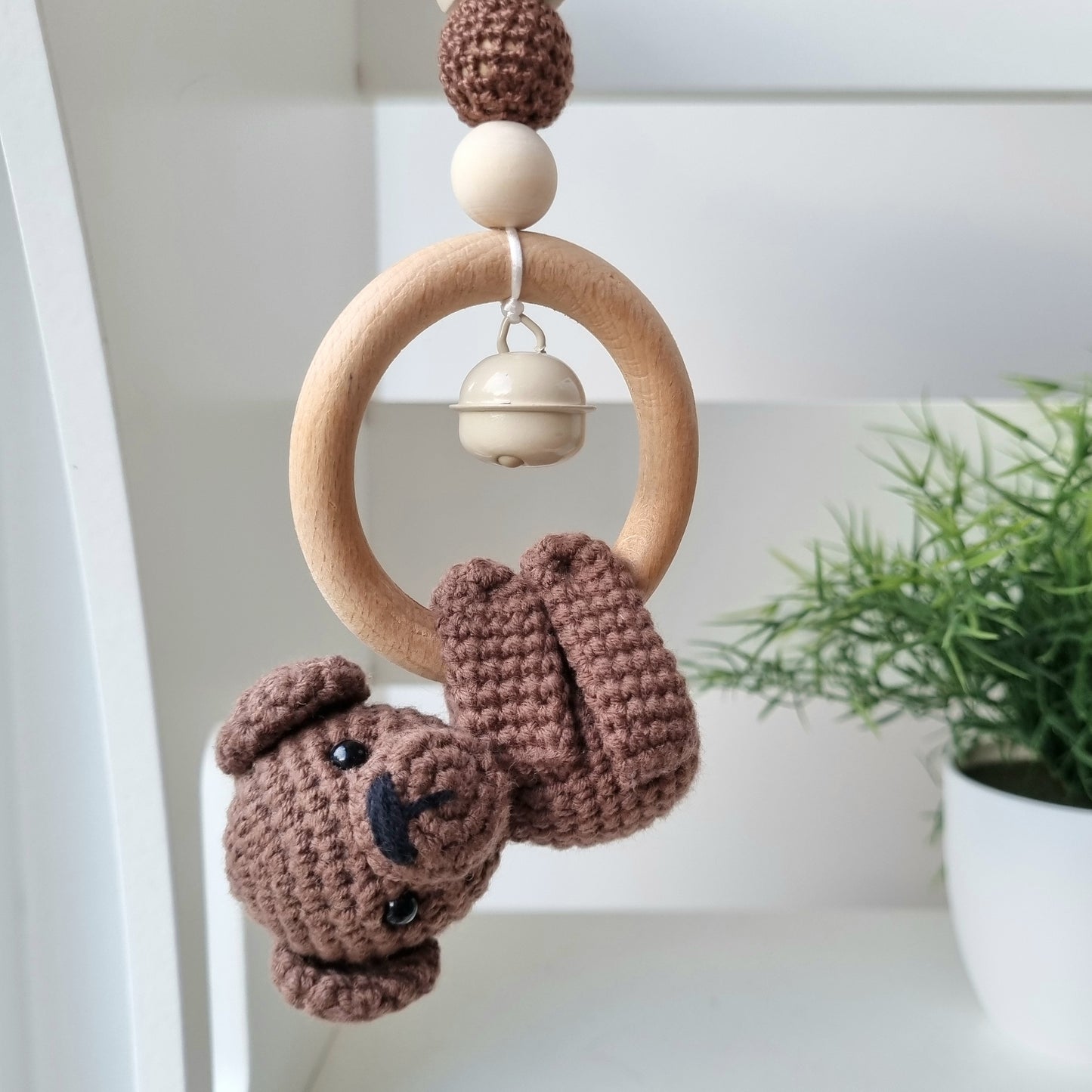 Ein handgefertigter Maxi-Cosi-Anhänger aus bunten Perlen, Häkeltier und Holzelementen, der unterwegs für Unterhaltung sorgt. Die verschiedenen Farben und Texturen machen das Reisen mit dem Baby nie langweilig. Ideal für Maxi-Cosi, Kinderwagen oder Bettchen.