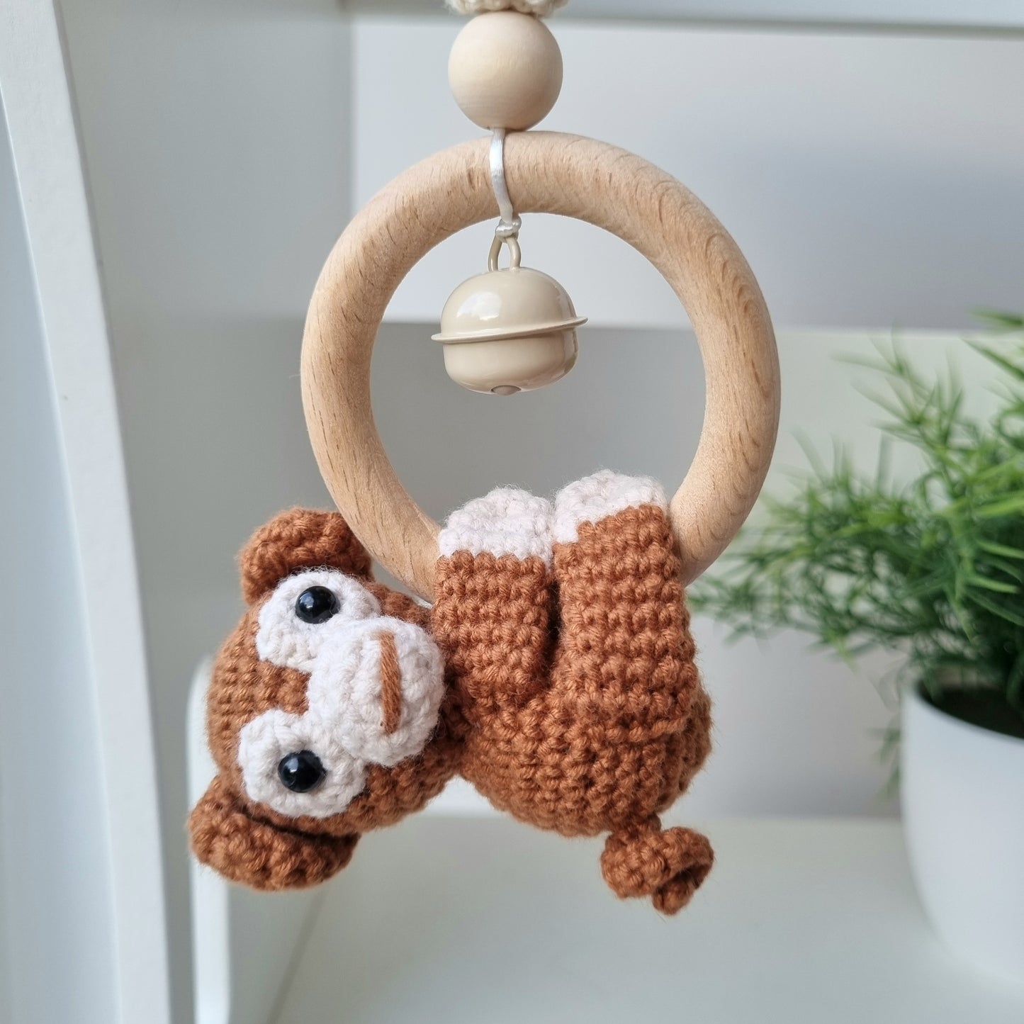 Ein handgefertigter Maxi-Cosi-Anhänger aus bunten Perlen, Häkeltier und Holzelementen, der unterwegs für Unterhaltung sorgt. Die verschiedenen Farben und Texturen machen das Reisen mit dem Baby nie langweilig. Ideal für Maxi-Cosi, Kinderwagen oder Bettchen.