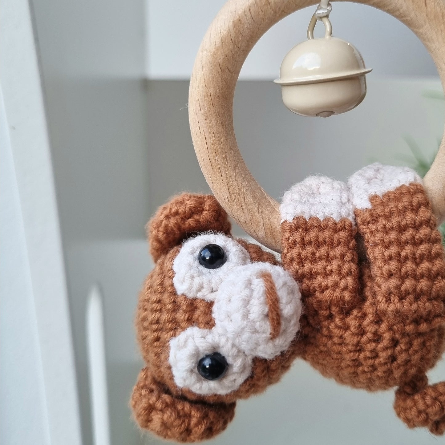 Ein handgefertigter Maxi-Cosi-Anhänger aus bunten Perlen, Häkeltier und Holzelementen, der unterwegs für Unterhaltung sorgt. Die verschiedenen Farben und Texturen machen das Reisen mit dem Baby nie langweilig. Ideal für Maxi-Cosi, Kinderwagen oder Bettchen.