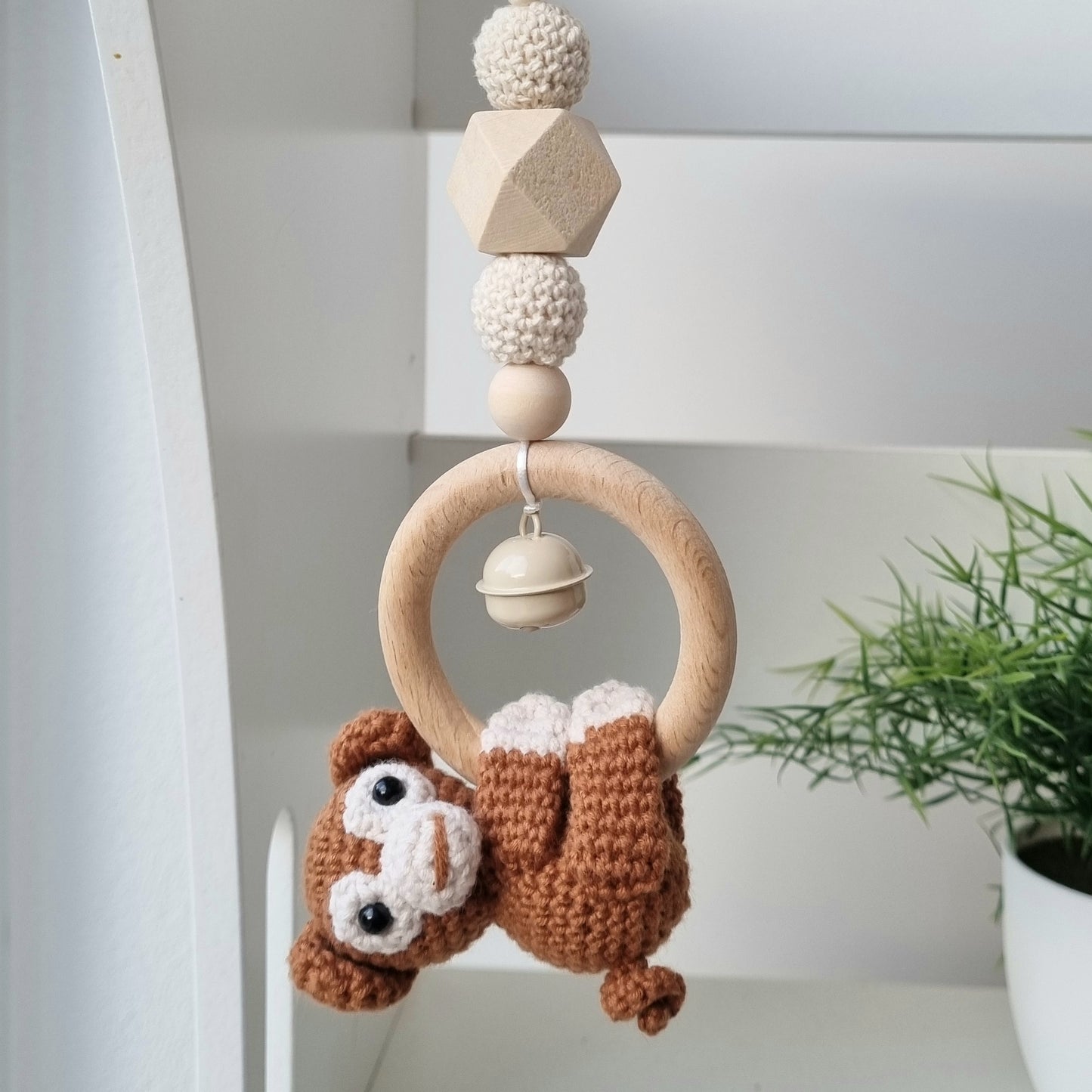 Ein handgefertigter Maxi-Cosi-Anhänger aus bunten Perlen, Häkeltier und Holzelementen, der unterwegs für Unterhaltung sorgt. Die verschiedenen Farben und Texturen machen das Reisen mit dem Baby nie langweilig. Ideal für Maxi-Cosi, Kinderwagen oder Bettchen.