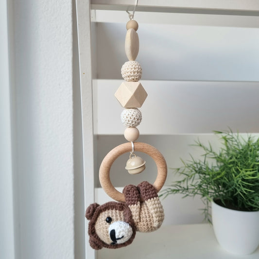 Ein handgefertigter Maxi-Cosi-Anhänger aus bunten Perlen, Häkeltier und Holzelementen, der unterwegs für Unterhaltung sorgt. Die verschiedenen Farben und Texturen machen das Reisen mit dem Baby nie langweilig. Ideal für Maxi-Cosi, Kinderwagen oder Bettchen.