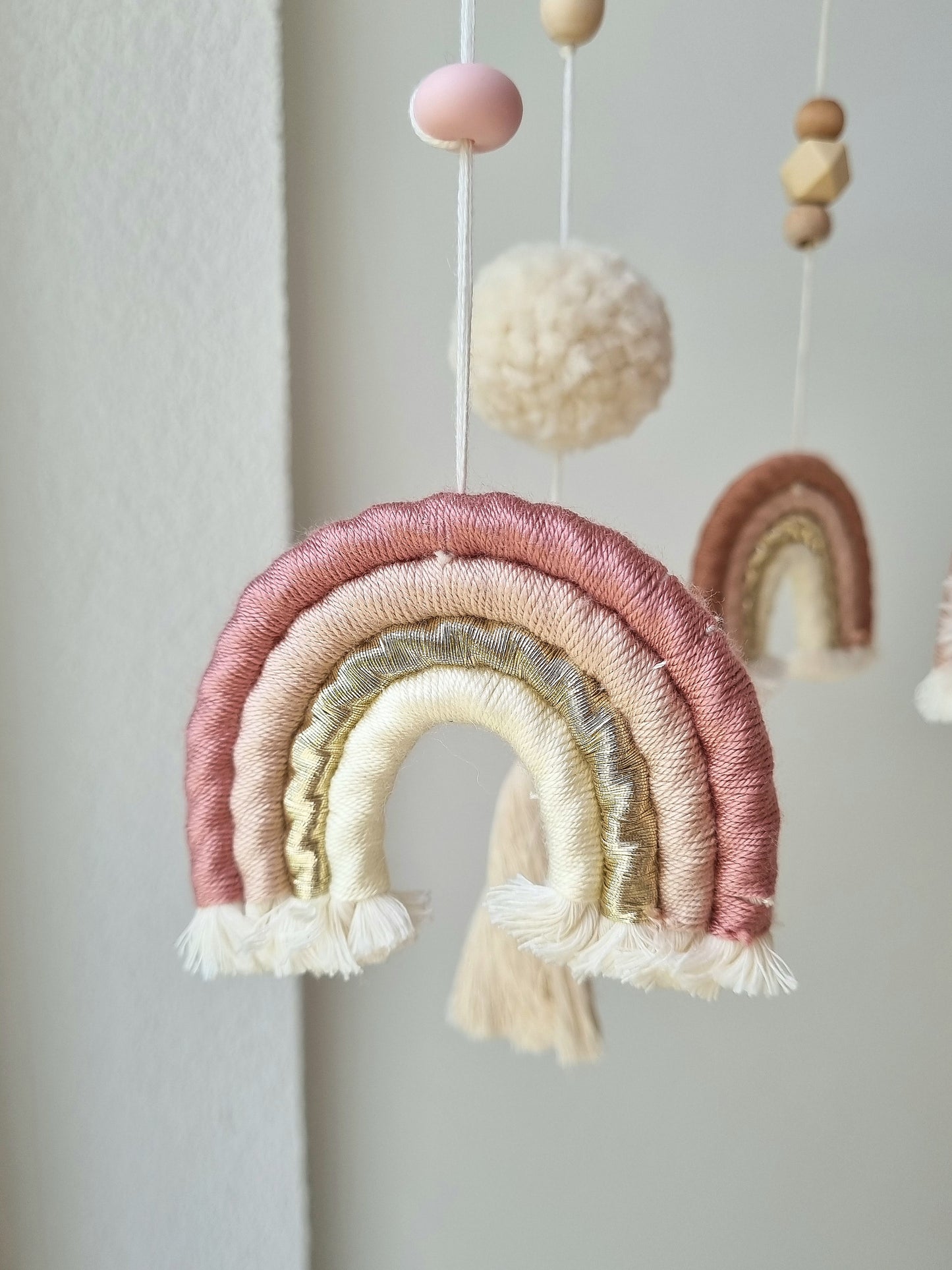 Selbstgemachtes Babymobile mit liebevoll handgefertigten Figuren und Formen, ideal für das Kinderbett oder den Kinderwagen. Durch die bunten Makrameebögen, fördert das Babymobile die visuelle und sensorische Entwicklung des Babys. Leicht und sicher aufzuhängen, schafft es eine beruhigende und kreative Umgebung für Ihr Kind.