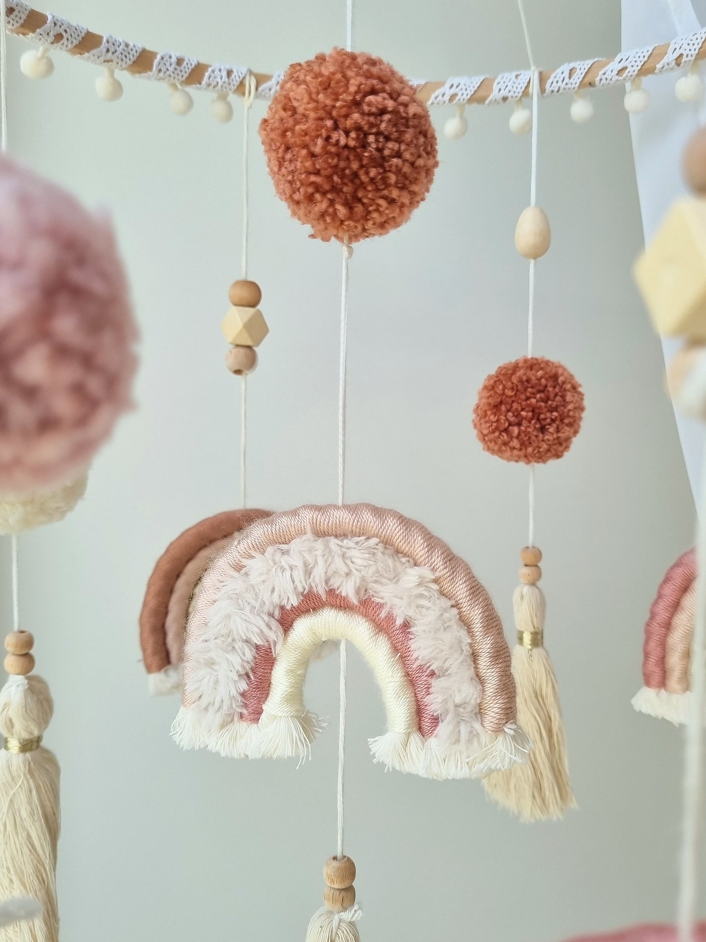 Selbstgemachtes Babymobile mit liebevoll handgefertigten Figuren und Formen, ideal für das Kinderbett oder den Kinderwagen. Durch die bunten Makrameebögen, fördert das Babymobile die visuelle und sensorische Entwicklung des Babys. Leicht und sicher aufzuhängen, schafft es eine beruhigende und kreative Umgebung für Ihr Kind.
