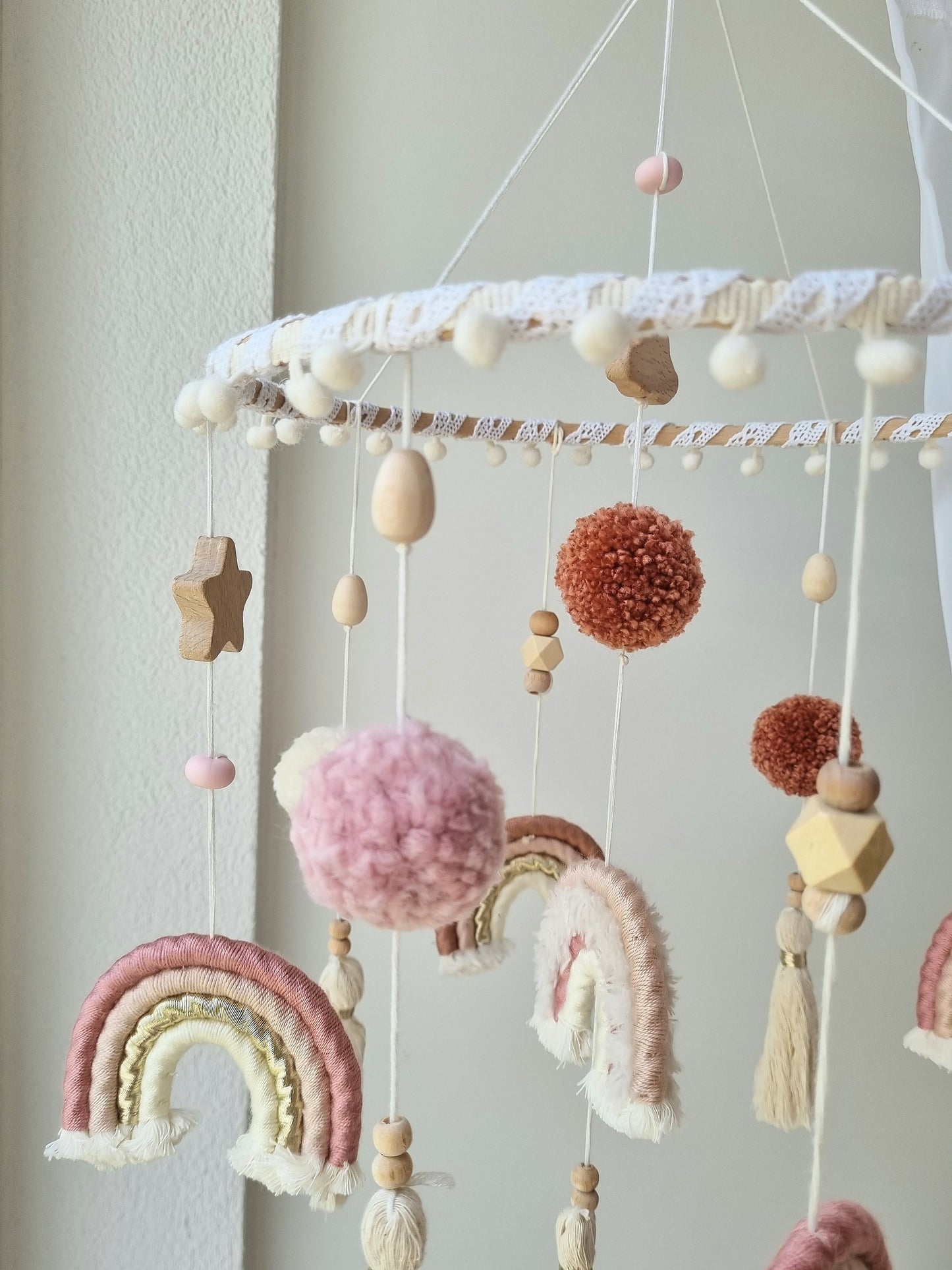 Selbstgemachtes Babymobile mit liebevoll handgefertigten Figuren und Formen, ideal für das Kinderbett oder den Kinderwagen. Durch die bunten Makrameebögen, fördert das Babymobile die visuelle und sensorische Entwicklung des Babys. Leicht und sicher aufzuhängen, schafft es eine beruhigende und kreative Umgebung für Ihr Kind.