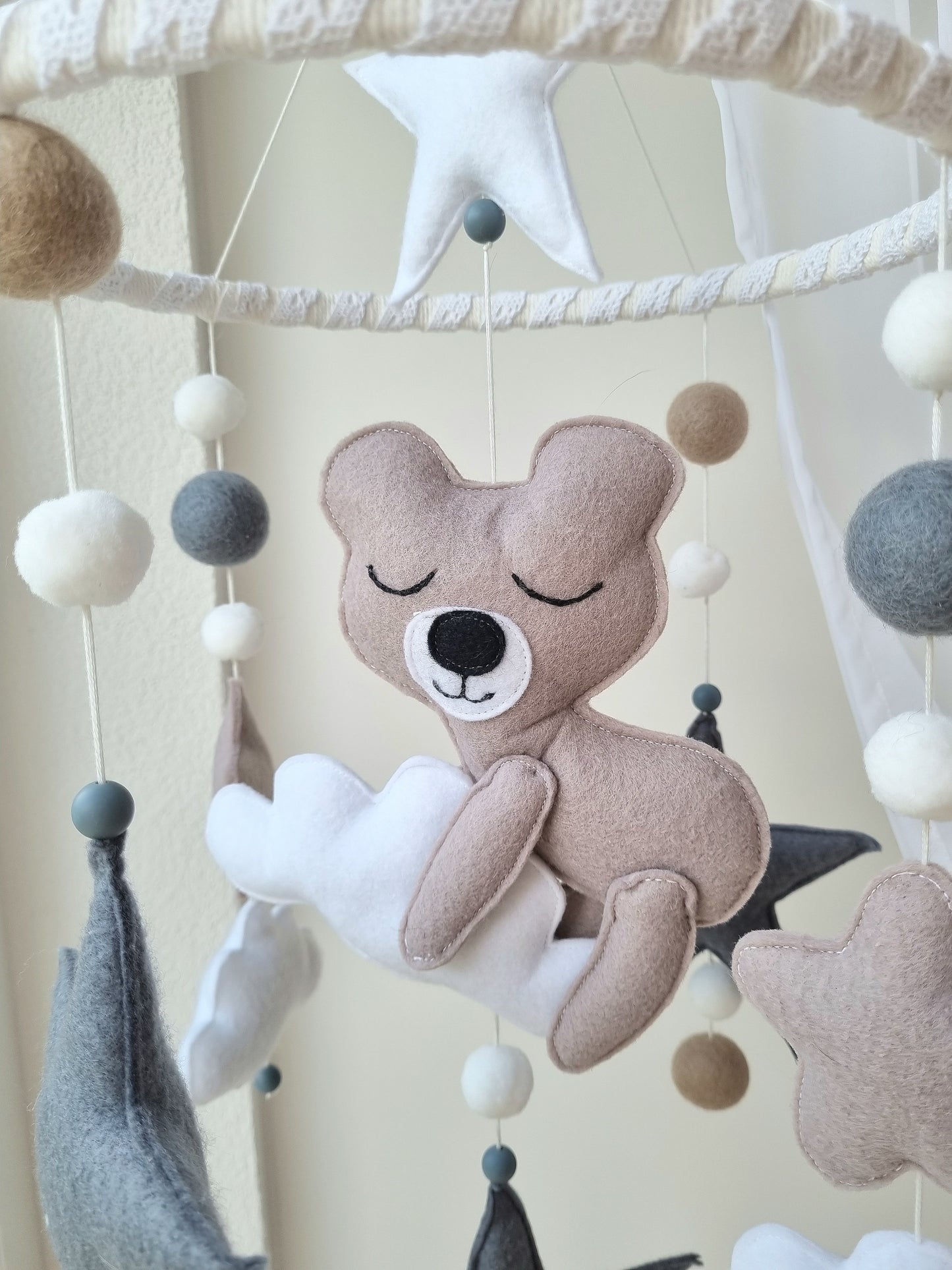 Baby Mobile schlafender Bär beige