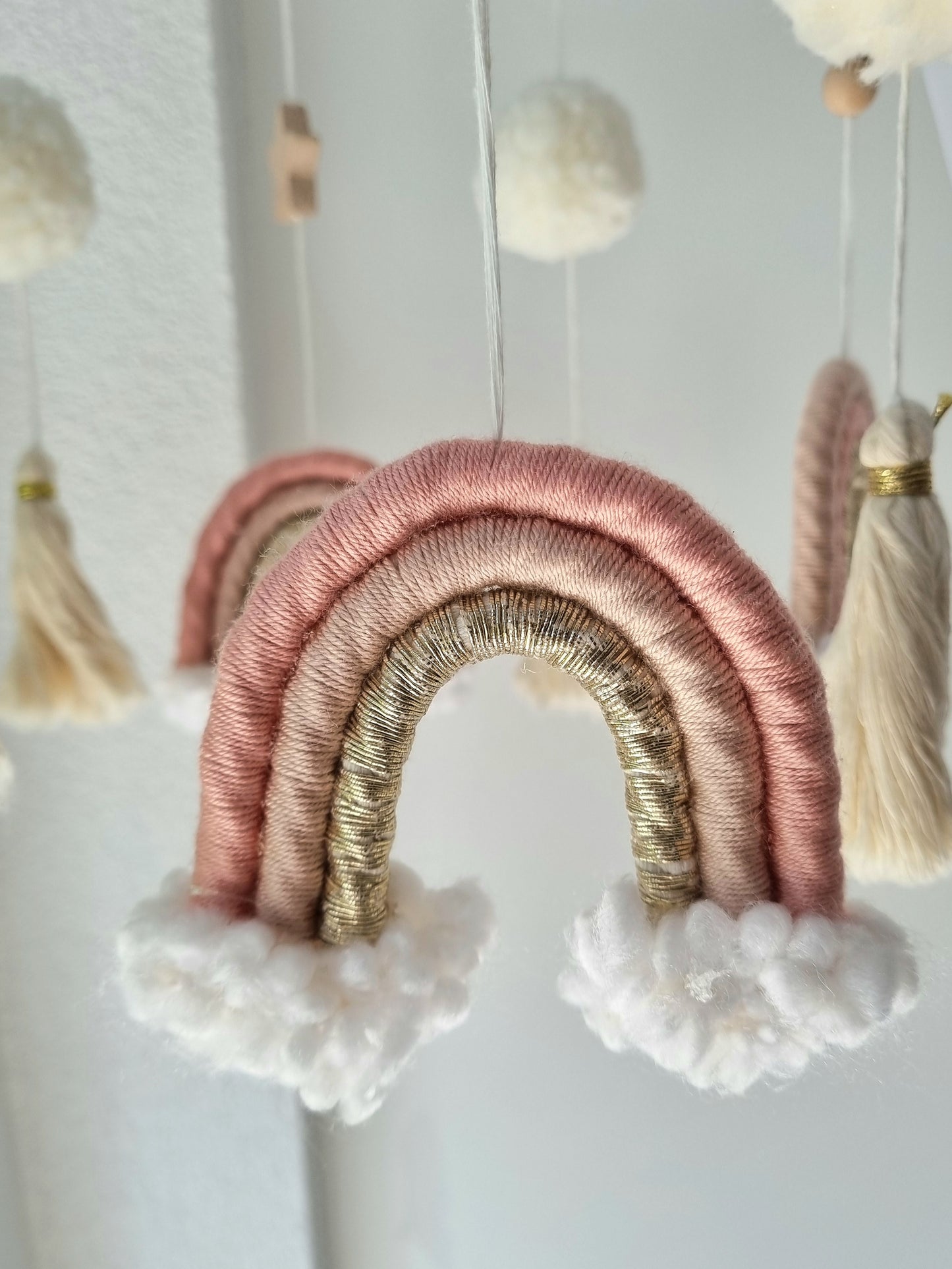 Selbstgemachtes Babymobile mit liebevoll handgefertigten Figuren und Formen, ideal für das Kinderbett oder den Kinderwagen. Durch die bunten Makrameebögen, fördert das Babymobile die visuelle und sensorische Entwicklung des Babys. Leicht und sicher aufzuhängen, schafft es eine beruhigende und kreative Umgebung für Ihr Kind.