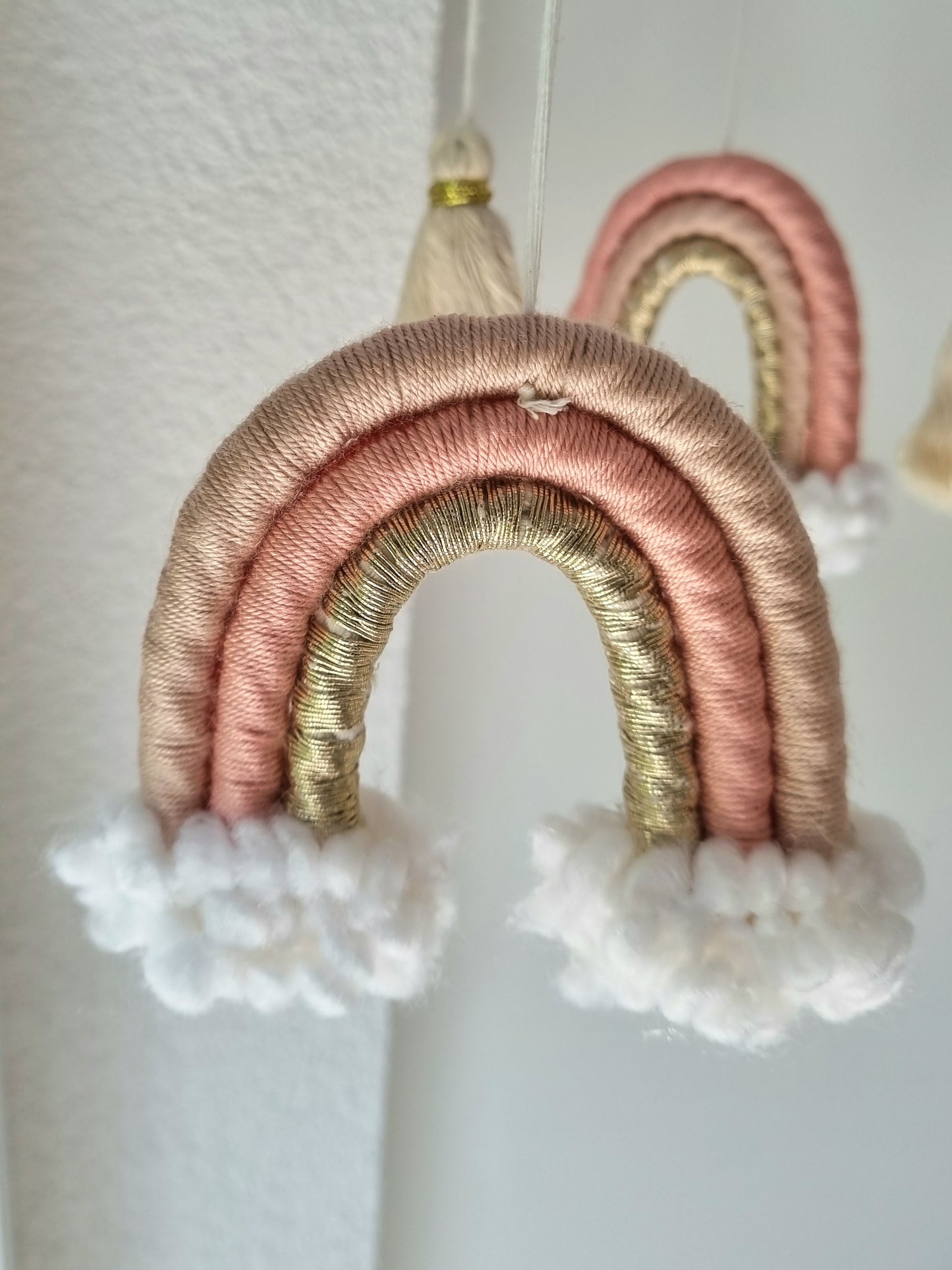 Selbstgemachtes Babymobile mit liebevoll handgefertigten Figuren und Formen, ideal für das Kinderbett oder den Kinderwagen. Durch die bunten Makrameebögen, fördert das Babymobile die visuelle und sensorische Entwicklung des Babys. Leicht und sicher aufzuhängen, schafft es eine beruhigende und kreative Umgebung für Ihr Kind.