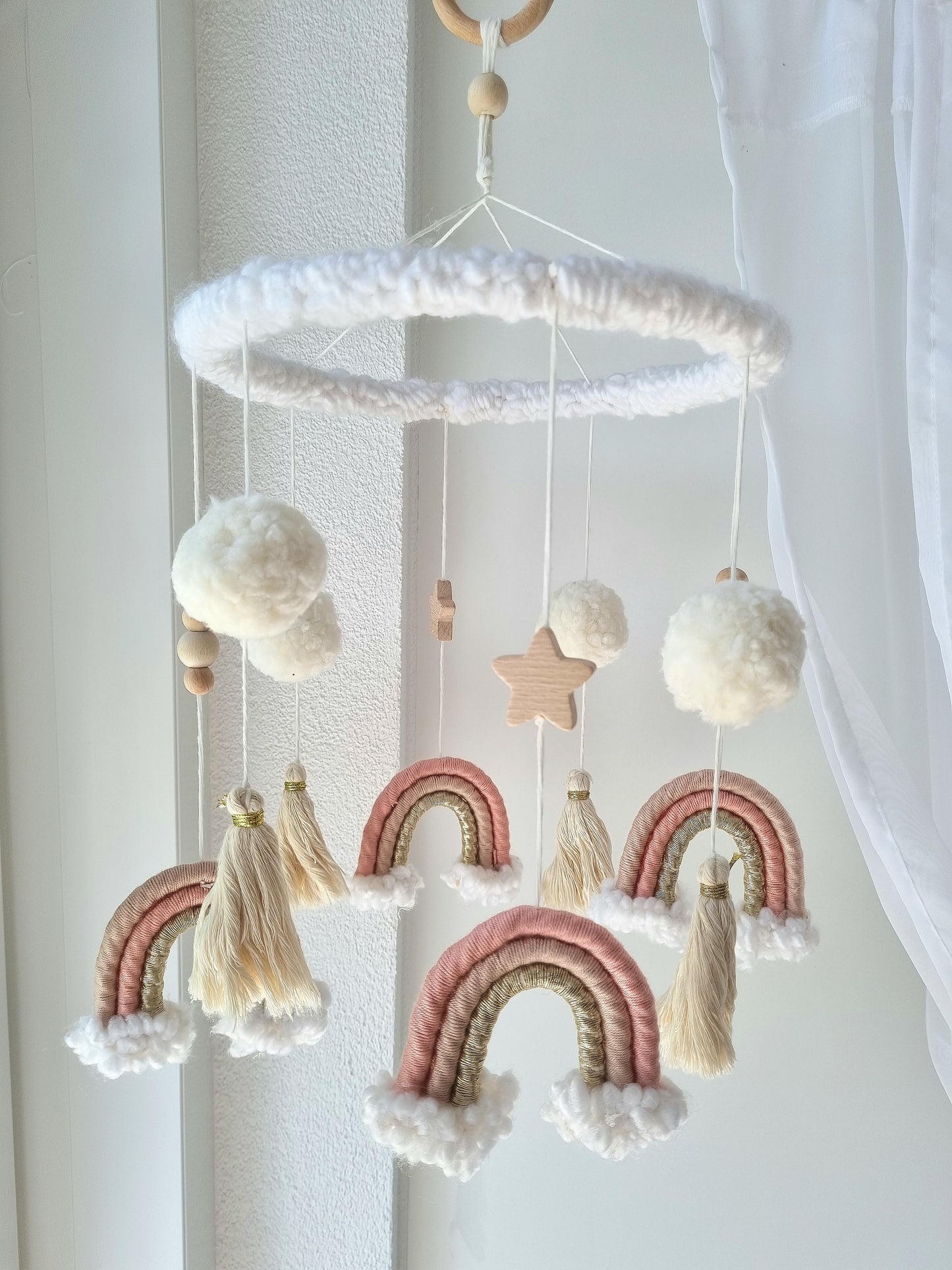 Selbstgemachtes Babymobile mit liebevoll handgefertigten Figuren und Formen, ideal für das Kinderbett oder den Kinderwagen. Durch die bunten Makrameebögen, fördert das Babymobile die visuelle und sensorische Entwicklung des Babys. Leicht und sicher aufzuhängen, schafft es eine beruhigende und kreative Umgebung für Ihr Kind.