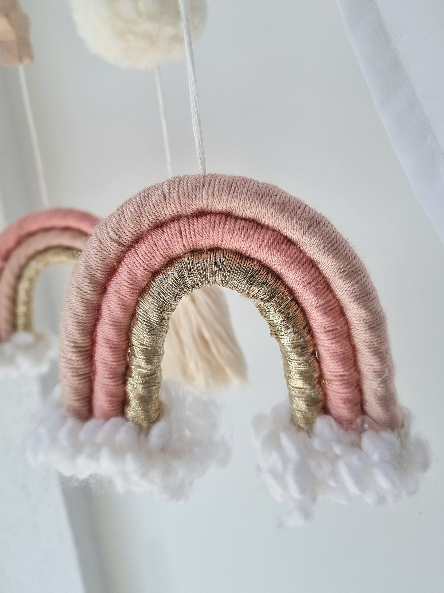 Selbstgemachtes Babymobile mit liebevoll handgefertigten Figuren und Formen, ideal für das Kinderbett oder den Kinderwagen. Durch die bunten Makrameebögen, fördert das Babymobile die visuelle und sensorische Entwicklung des Babys. Leicht und sicher aufzuhängen, schafft es eine beruhigende und kreative Umgebung für Ihr Kind.