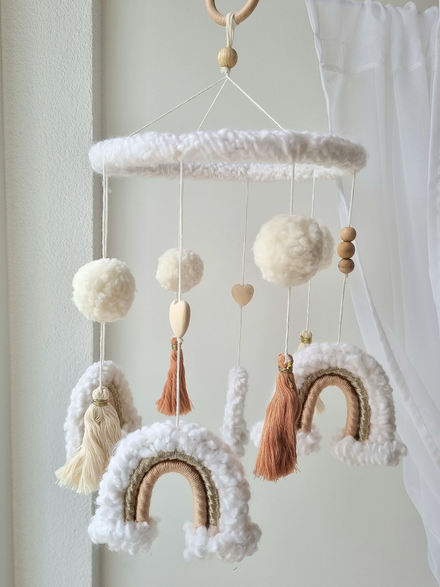 Selbstgemachtes Babymobile mit liebevoll handgefertigten Figuren und Formen, ideal für das Kinderbett oder den Kinderwagen. Durch die bunten Makrameebögen, fördert das Babymobile die visuelle und sensorische Entwicklung des Babys. Leicht und sicher aufzuhängen, schafft es eine beruhigende und kreative Umgebung für Ihr Kind.