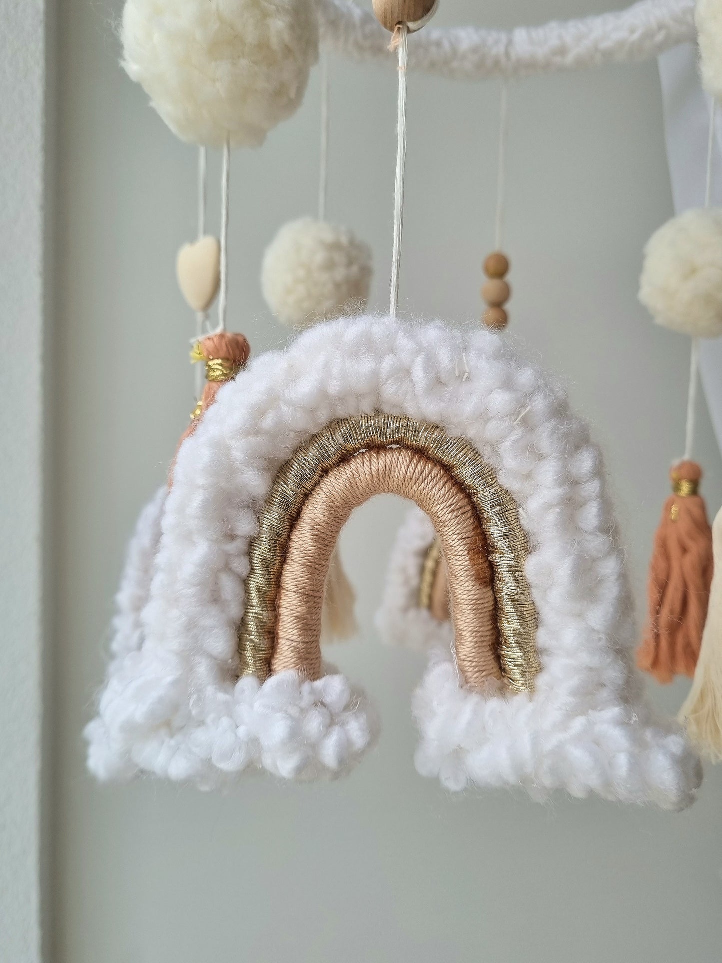 Selbstgemachtes Babymobile mit liebevoll handgefertigten Figuren und Formen, ideal für das Kinderbett oder den Kinderwagen. Durch die bunten Makrameebögen, fördert das Babymobile die visuelle und sensorische Entwicklung des Babys. Leicht und sicher aufzuhängen, schafft es eine beruhigende und kreative Umgebung für Ihr Kind.