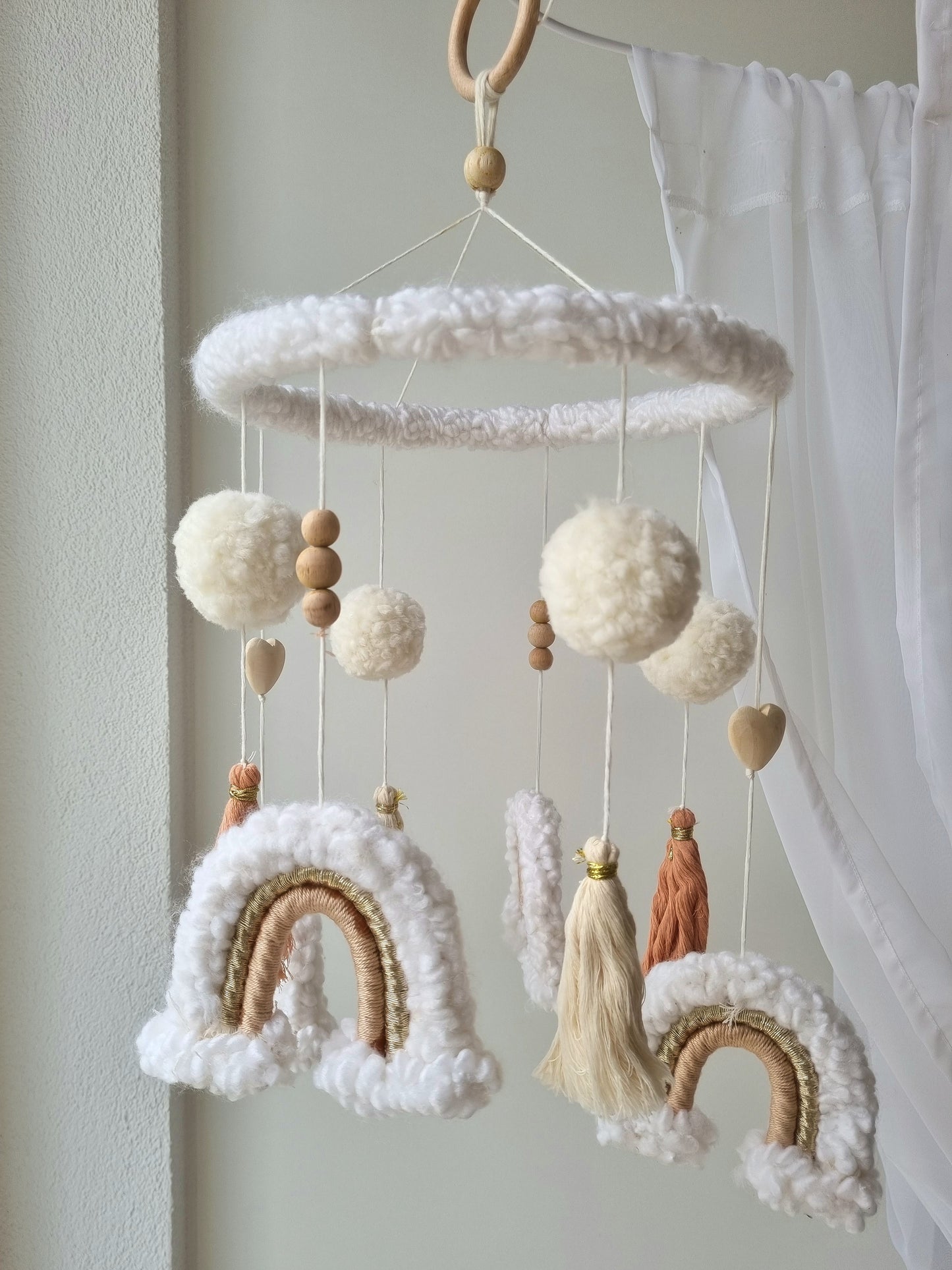 Selbstgemachtes Babymobile mit liebevoll handgefertigten Figuren und Formen, ideal für das Kinderbett oder den Kinderwagen. Durch die bunten Makrameebögen, fördert das Babymobile die visuelle und sensorische Entwicklung des Babys. Leicht und sicher aufzuhängen, schafft es eine beruhigende und kreative Umgebung für Ihr Kind.
