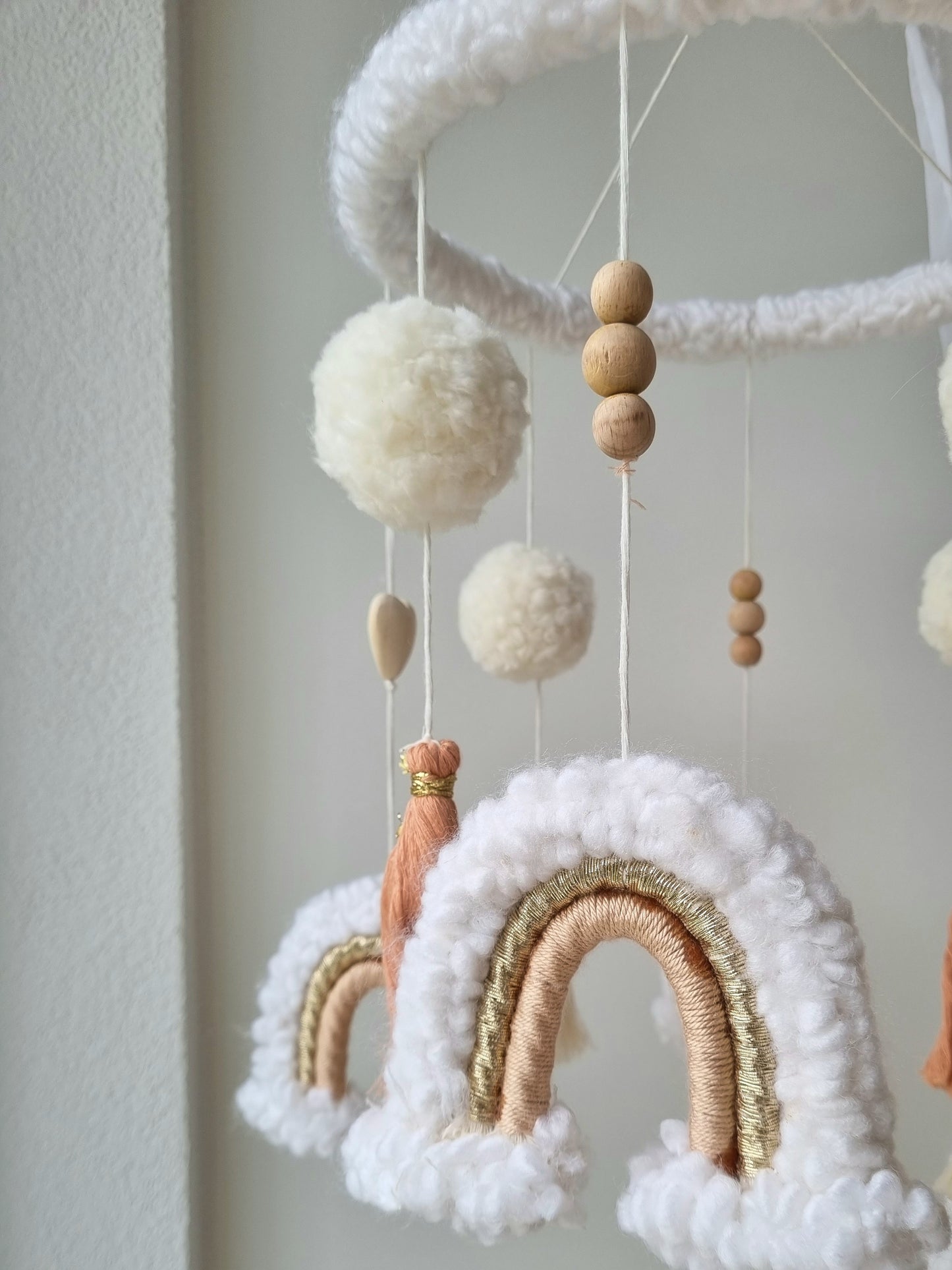 Selbstgemachtes Babymobile mit liebevoll handgefertigten Figuren und Formen, ideal für das Kinderbett oder den Kinderwagen. Durch die bunten Makrameebögen, fördert das Babymobile die visuelle und sensorische Entwicklung des Babys. Leicht und sicher aufzuhängen, schafft es eine beruhigende und kreative Umgebung für Ihr Kind.