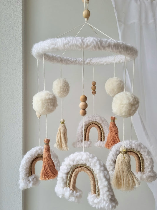 Selbstgemachtes Babymobile mit liebevoll handgefertigten Figuren und Formen, ideal für das Kinderbett oder den Kinderwagen. Durch die bunten Makrameebögen, fördert das Babymobile die visuelle und sensorische Entwicklung des Babys. Leicht und sicher aufzuhängen, schafft es eine beruhigende und kreative Umgebung für Ihr Kind.