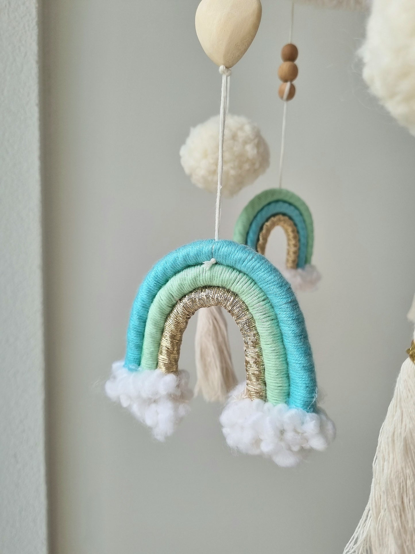 Selbstgemachtes Babymobile mit liebevoll handgefertigten Figuren und Formen, ideal für das Kinderbett oder den Kinderwagen. Durch die bunten Makrameebögen, fördert das Babymobile die visuelle und sensorische Entwicklung des Babys. Leicht und sicher aufzuhängen, schafft es eine beruhigende und kreative Umgebung für Ihr Kind.