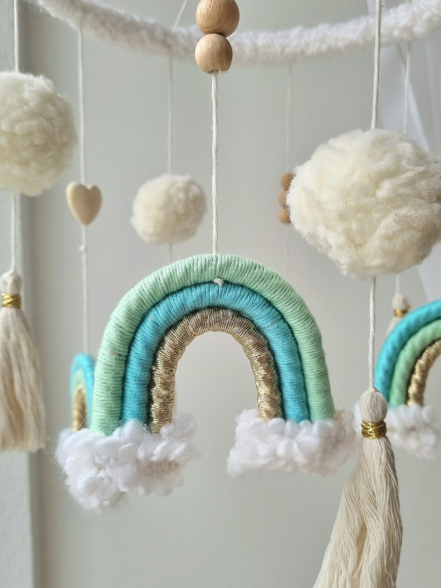 Selbstgemachtes Babymobile mit liebevoll handgefertigten Figuren und Formen, ideal für das Kinderbett oder den Kinderwagen. Durch die bunten Makrameebögen, fördert das Babymobile die visuelle und sensorische Entwicklung des Babys. Leicht und sicher aufzuhängen, schafft es eine beruhigende und kreative Umgebung für Ihr Kind.