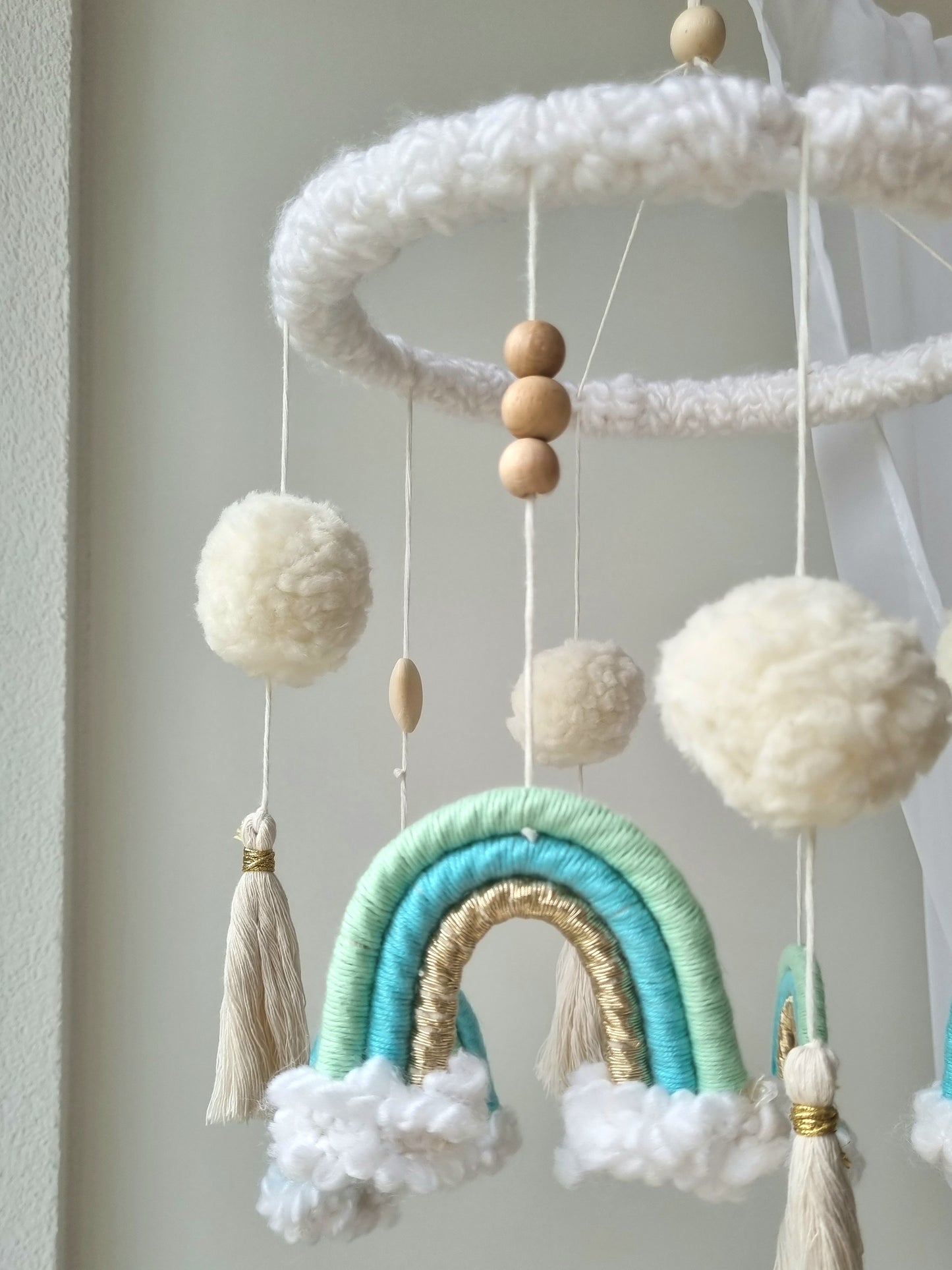 Selbstgemachtes Babymobile mit liebevoll handgefertigten Figuren und Formen, ideal für das Kinderbett oder den Kinderwagen. Durch die bunten Makrameebögen, fördert das Babymobile die visuelle und sensorische Entwicklung des Babys. Leicht und sicher aufzuhängen, schafft es eine beruhigende und kreative Umgebung für Ihr Kind.