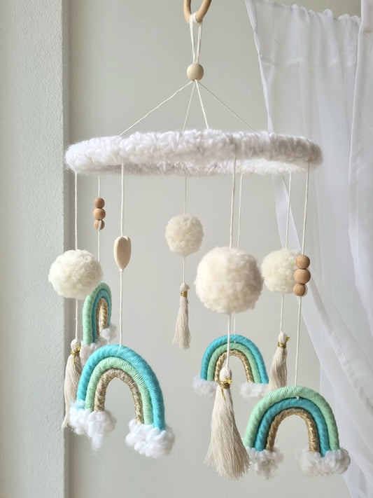 Selbstgemachtes Babymobile mit liebevoll handgefertigten Figuren und Formen, ideal für das Kinderbett oder den Kinderwagen. Durch die bunten Makrameebögen, fördert das Babymobile die visuelle und sensorische Entwicklung des Babys. Leicht und sicher aufzuhängen, schafft es eine beruhigende und kreative Umgebung für Ihr Kind.