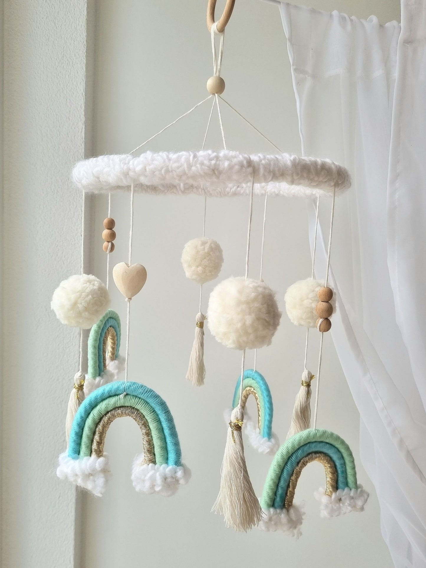 Selbstgemachtes Babymobile mit liebevoll handgefertigten Figuren und Formen, ideal für das Kinderbett oder den Kinderwagen. Durch die bunten Makrameebögen, fördert das Babymobile die visuelle und sensorische Entwicklung des Babys. Leicht und sicher aufzuhängen, schafft es eine beruhigende und kreative Umgebung für Ihr Kind.