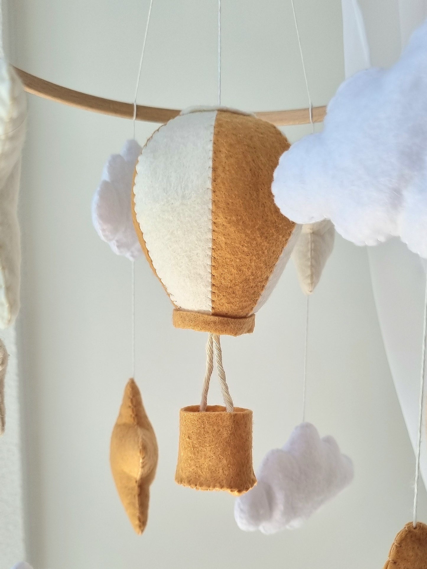 Baby Mobile Heissluftballon beige/weiss