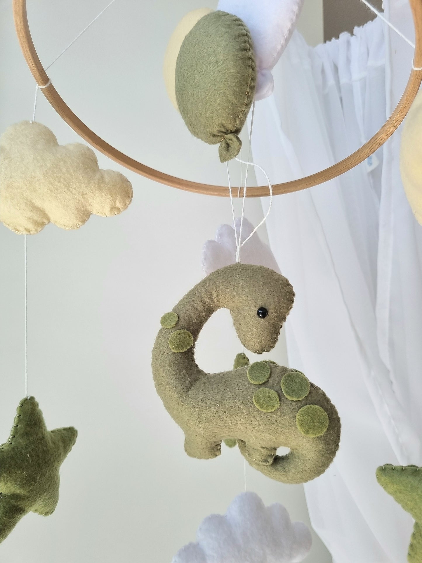 Baby Mobile kleiner Dino olive