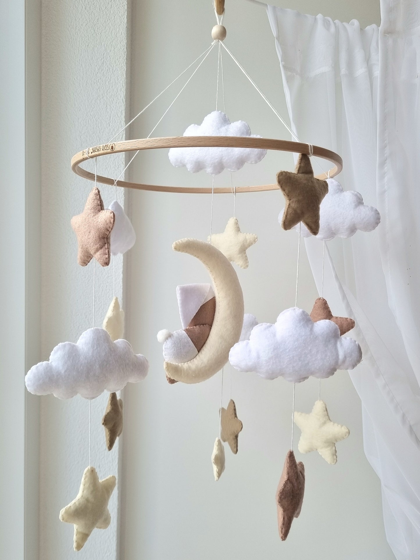 Baby Mobile schlafender Bär mit Mütze weiss