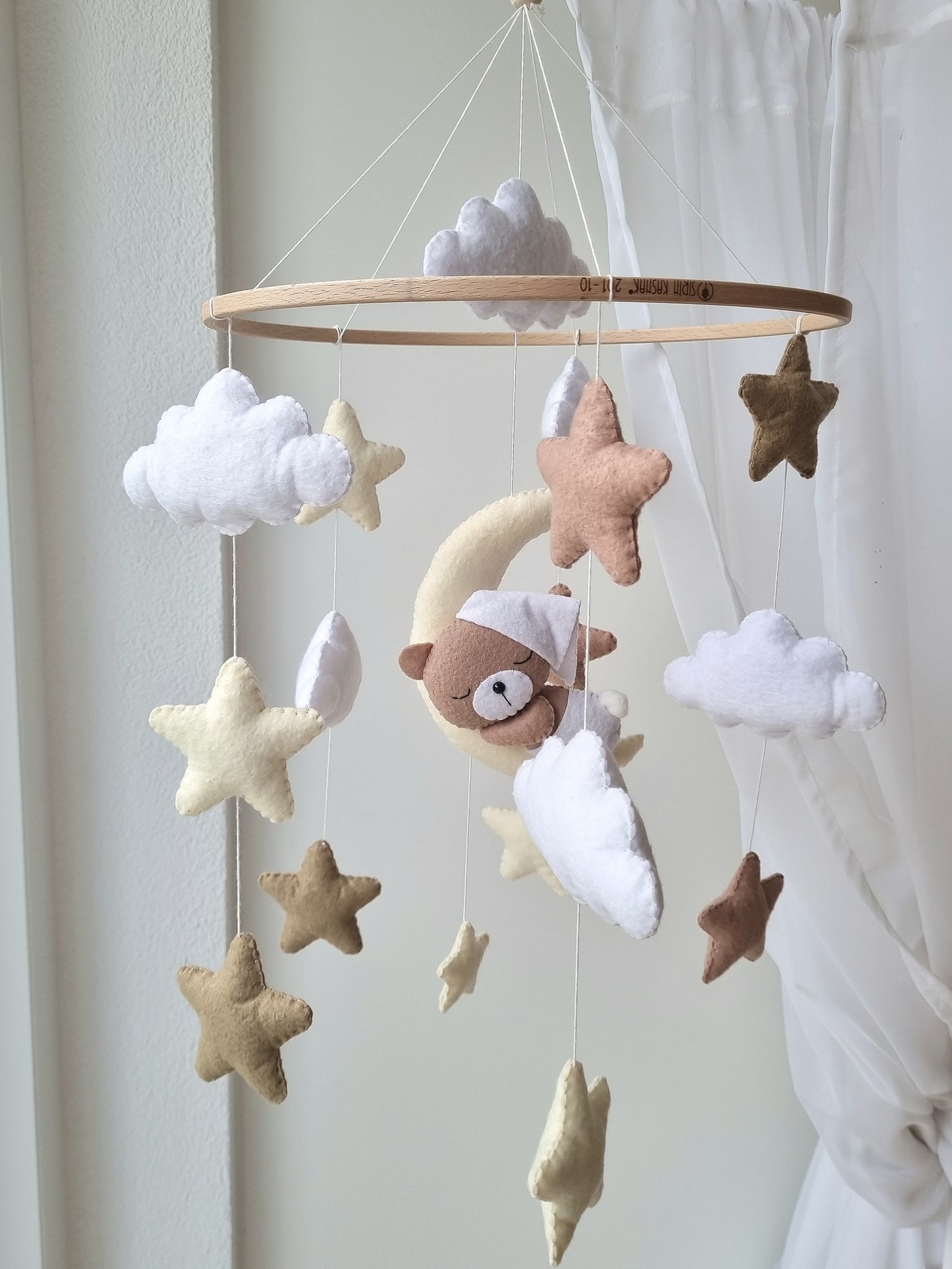Baby Mobile schlafender Bär mit Mütze weiss