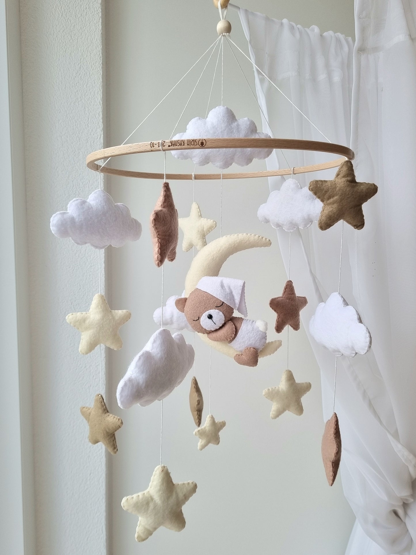 Baby Mobile schlafender Bär mit Mütze weiss