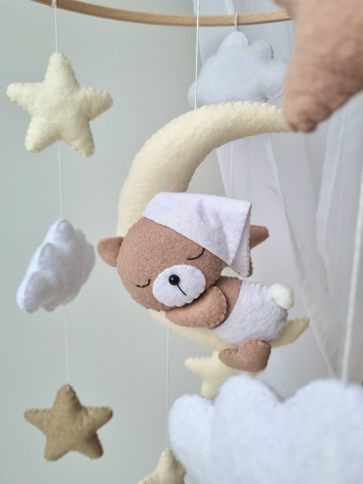 Baby Mobile Mini schlafender Bär mit Mütze weiss