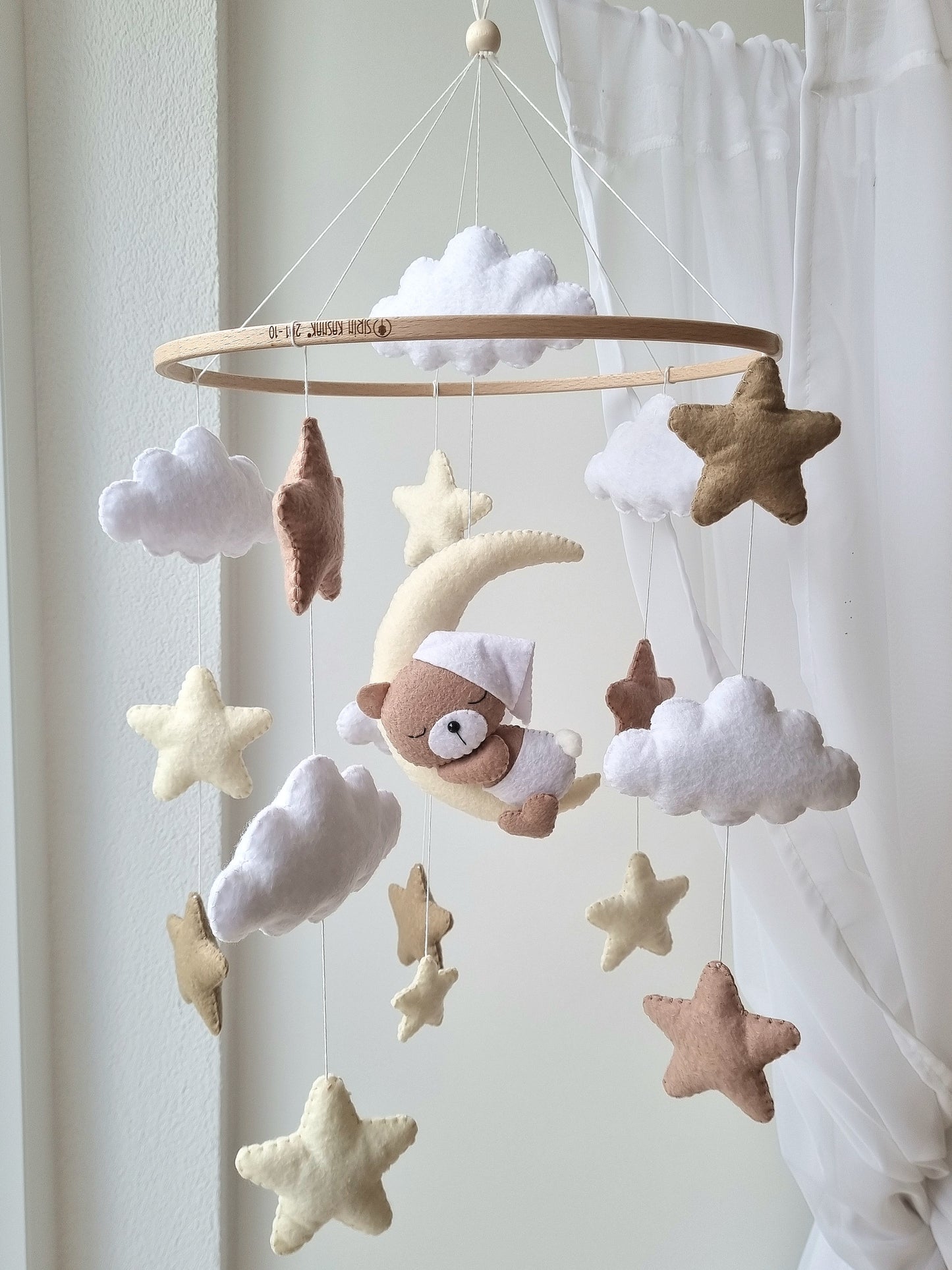 Baby Mobile schlafender Bär mit Mütze weiss